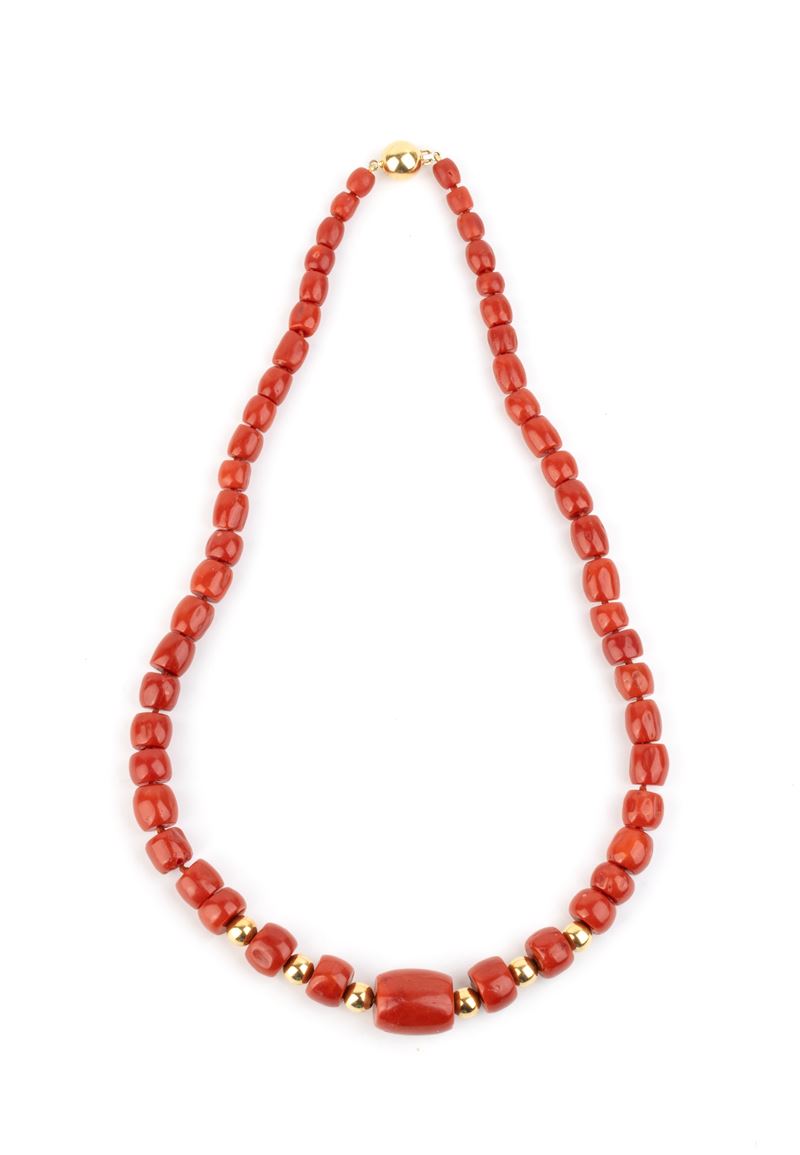 Collana a filo in corallo Mediterraneo (Corallium rubrum) con chiusura in oro giallo 18k, punzona...