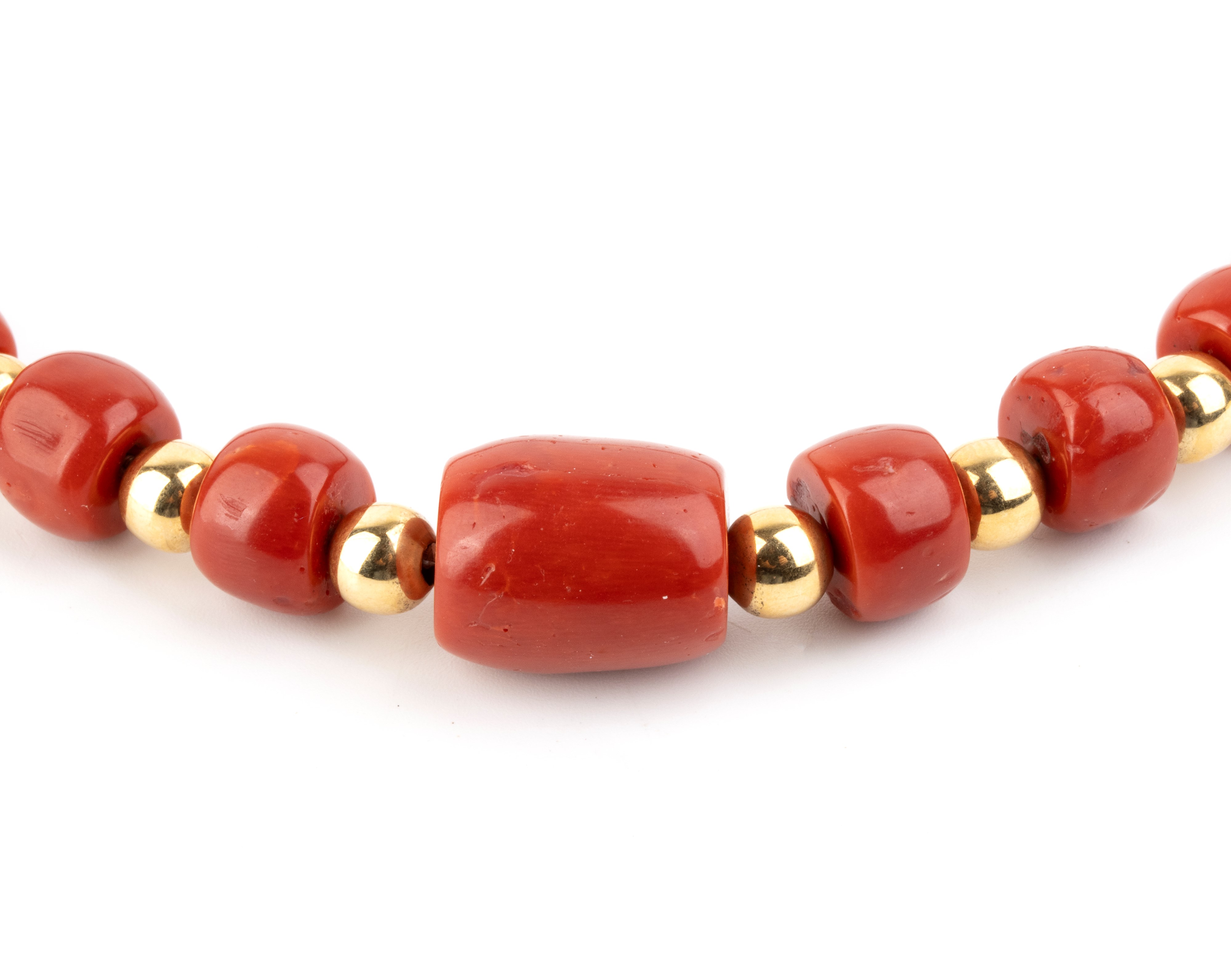 Collana a filo in corallo Mediterraneo (Corallium rubrum) con chiusura in oro giallo 18k, punzona...