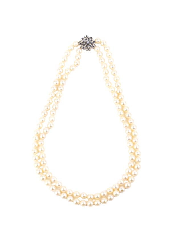 Collana di perle con fermezza in oro, zaffiri e diamanti    