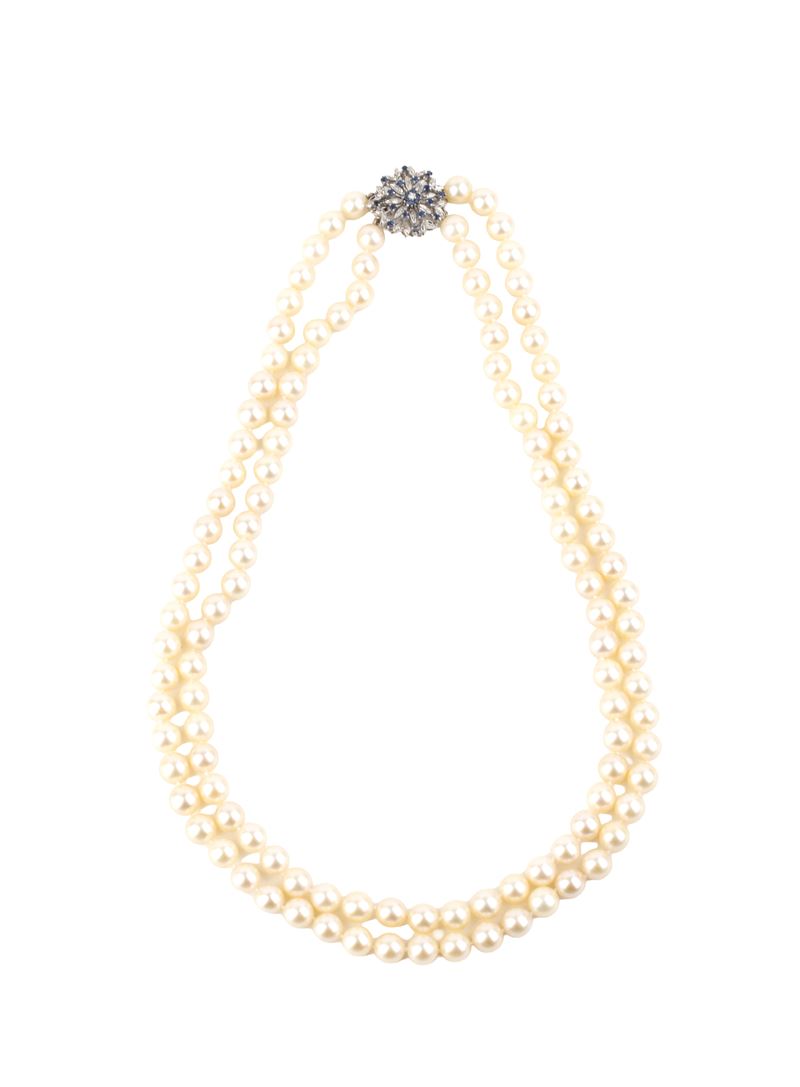 Collana a due fili di perle coltivate d’acqua salata con chiusura in oro bianco 18k, zaffiri e di...