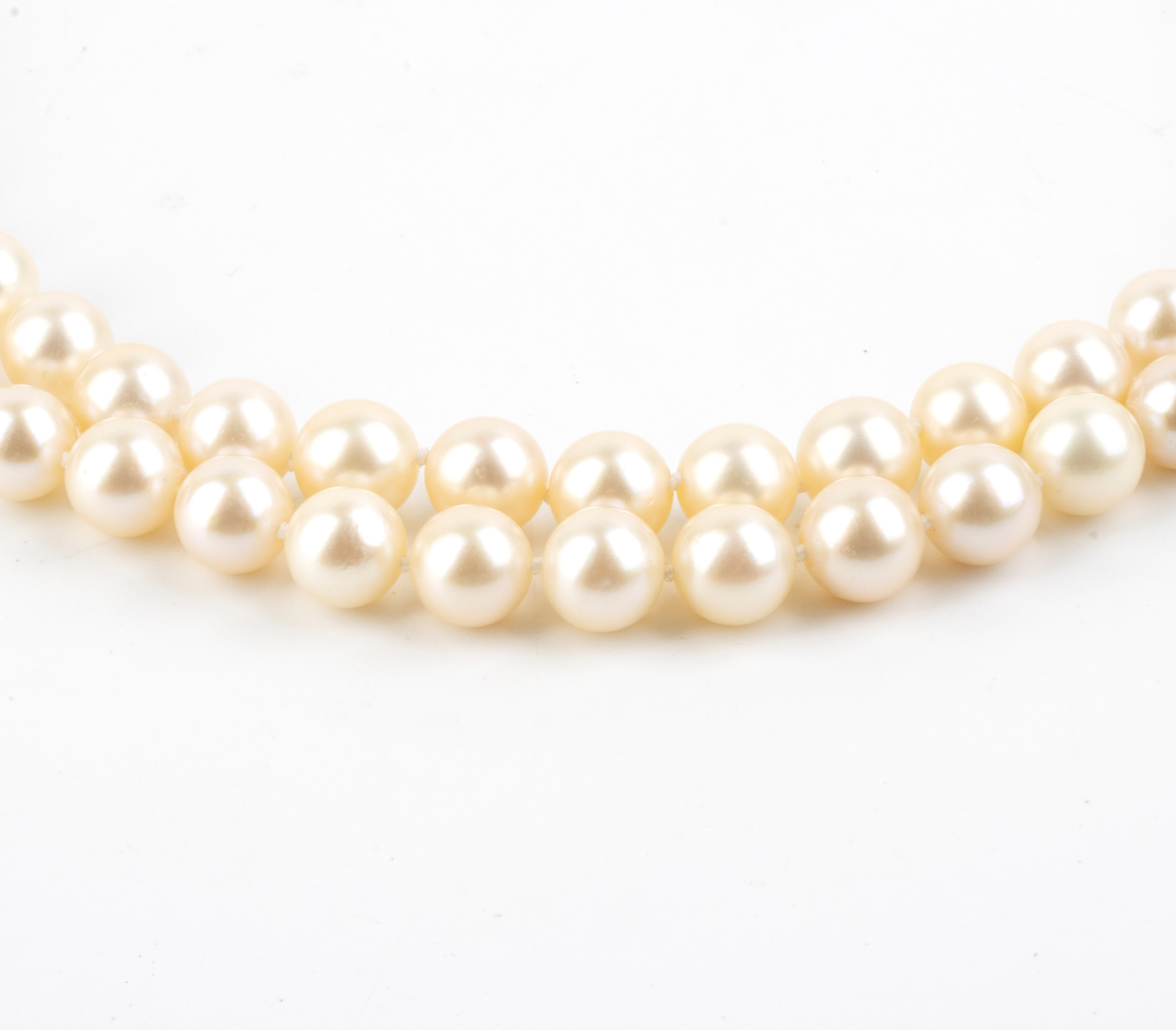 Collana a due fili di perle coltivate d’acqua salata con chiusura in oro bianco 18k, zaffiri e di...