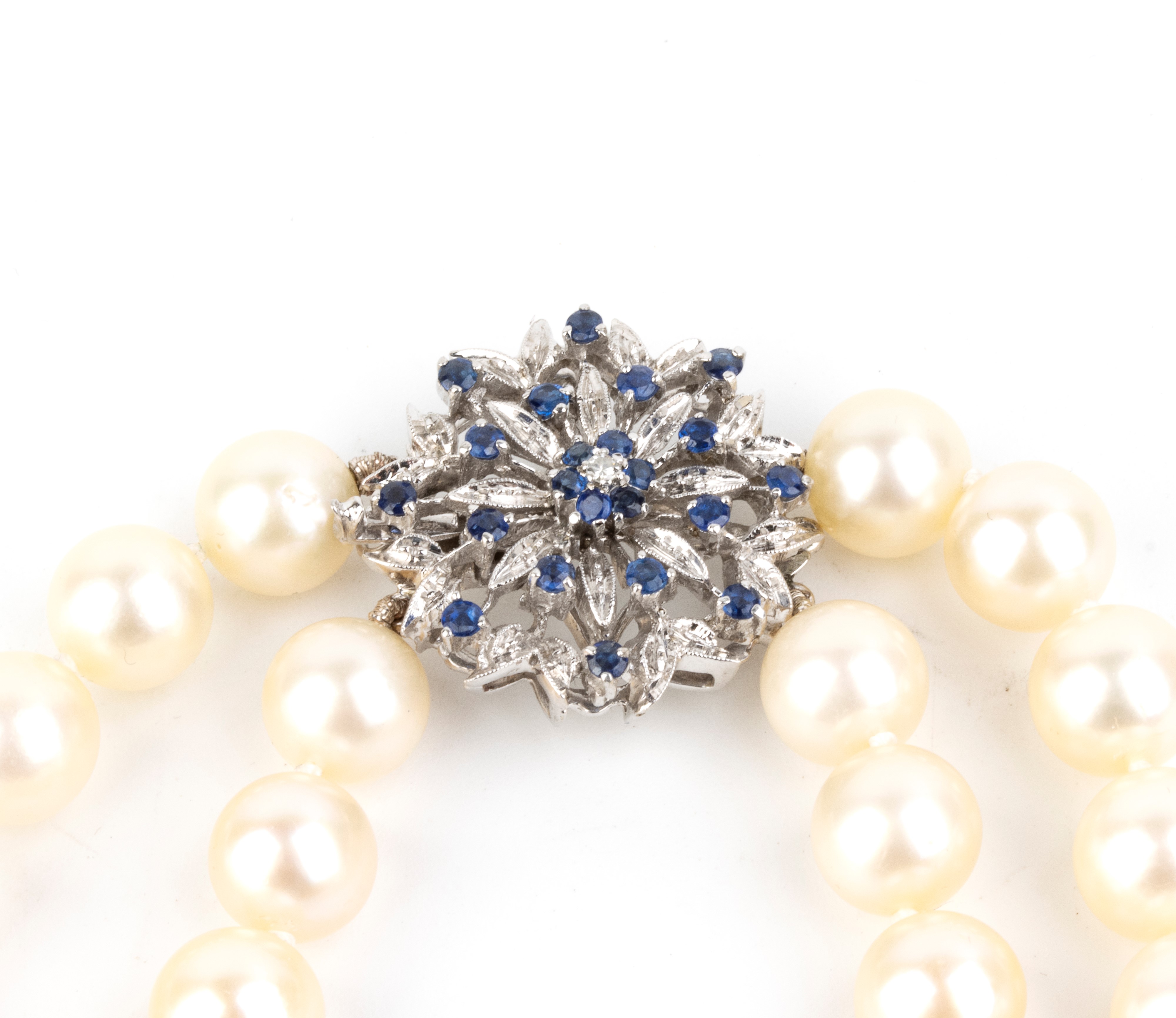 Collana a due fili di perle coltivate d’acqua salata con chiusura in oro bianco 18k, zaffiri e di...
