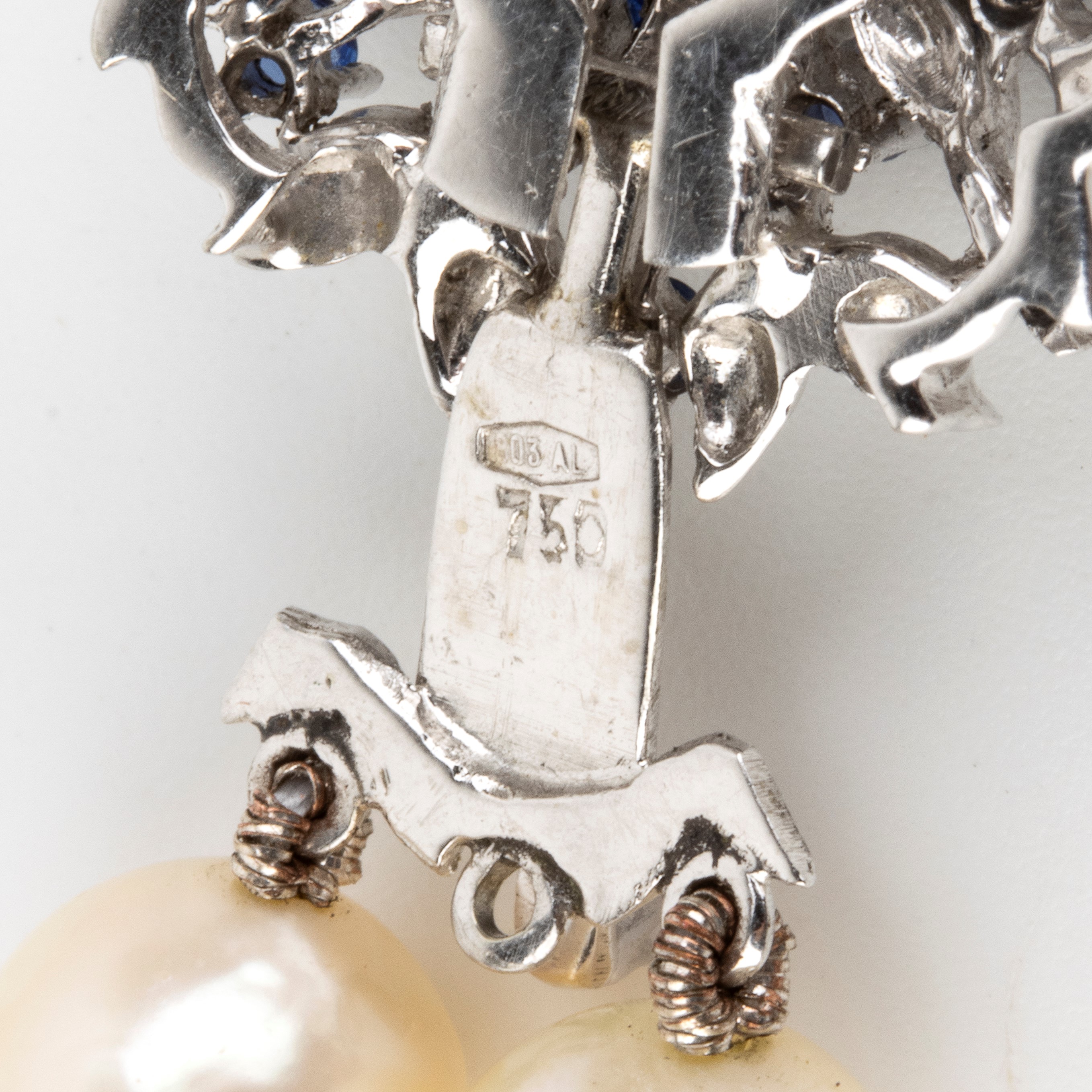 Collana a due fili di perle coltivate d’acqua salata con chiusura in oro bianco 18k, zaffiri e di...