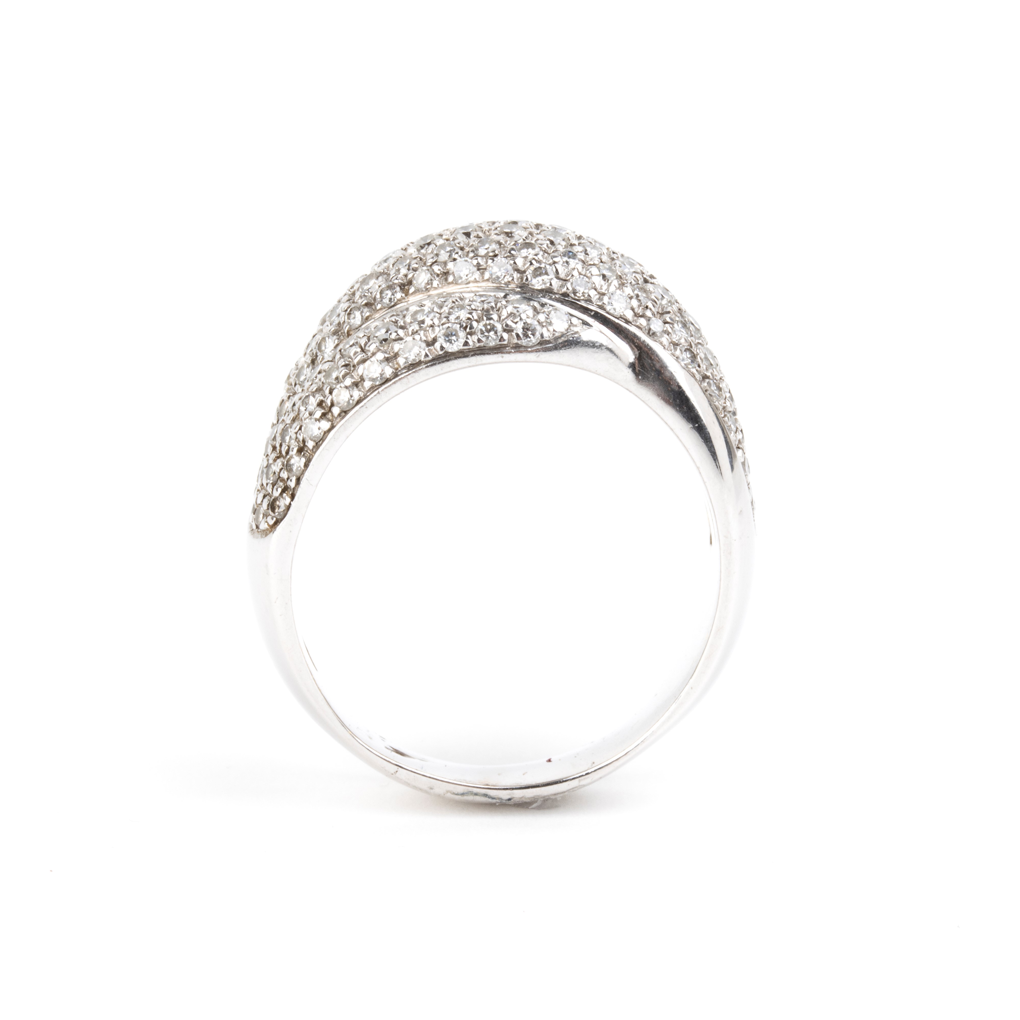 Anello a fascia in oro bianco 18k con pavé di diamanti