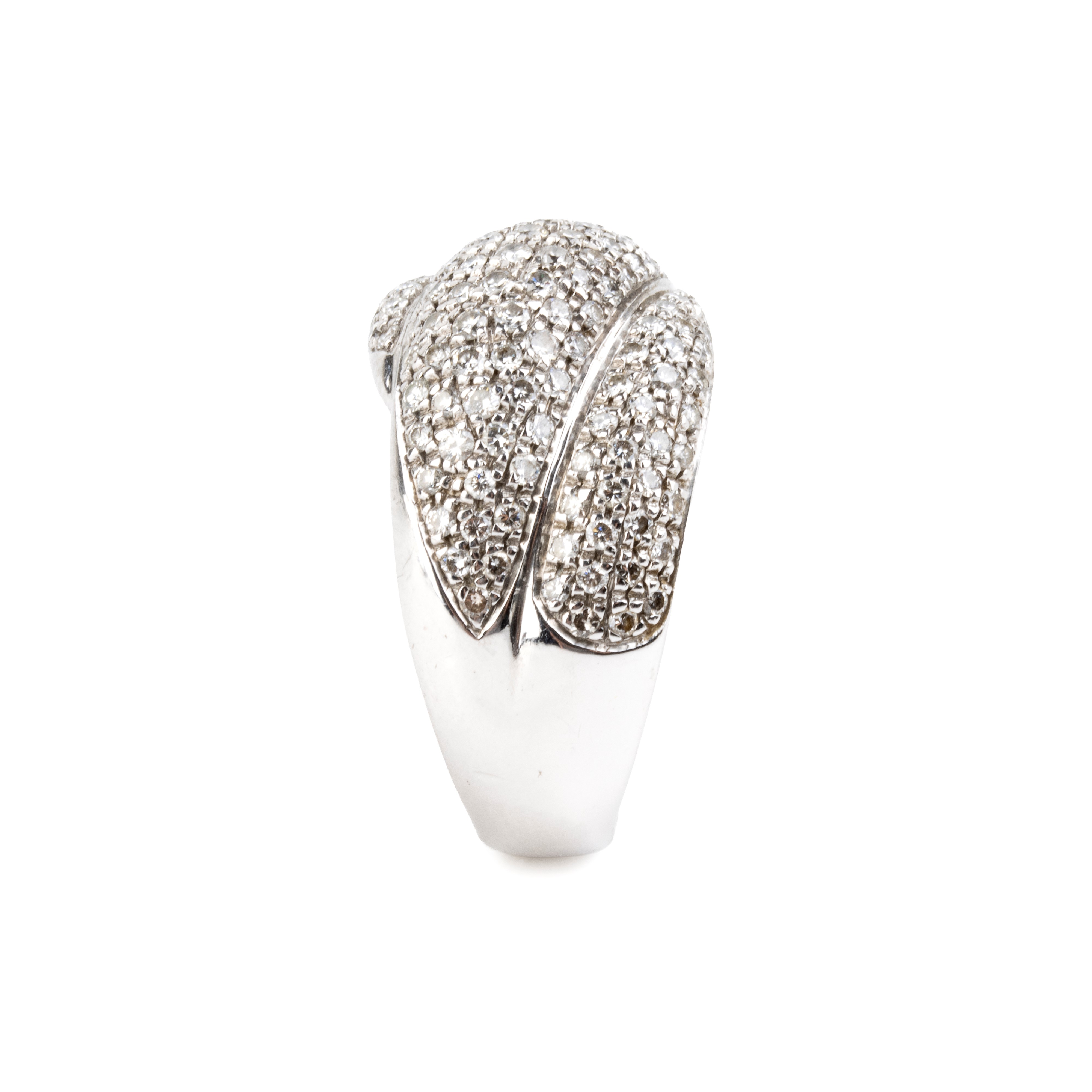 Anello a fascia in oro bianco 18k con pavé di diamanti