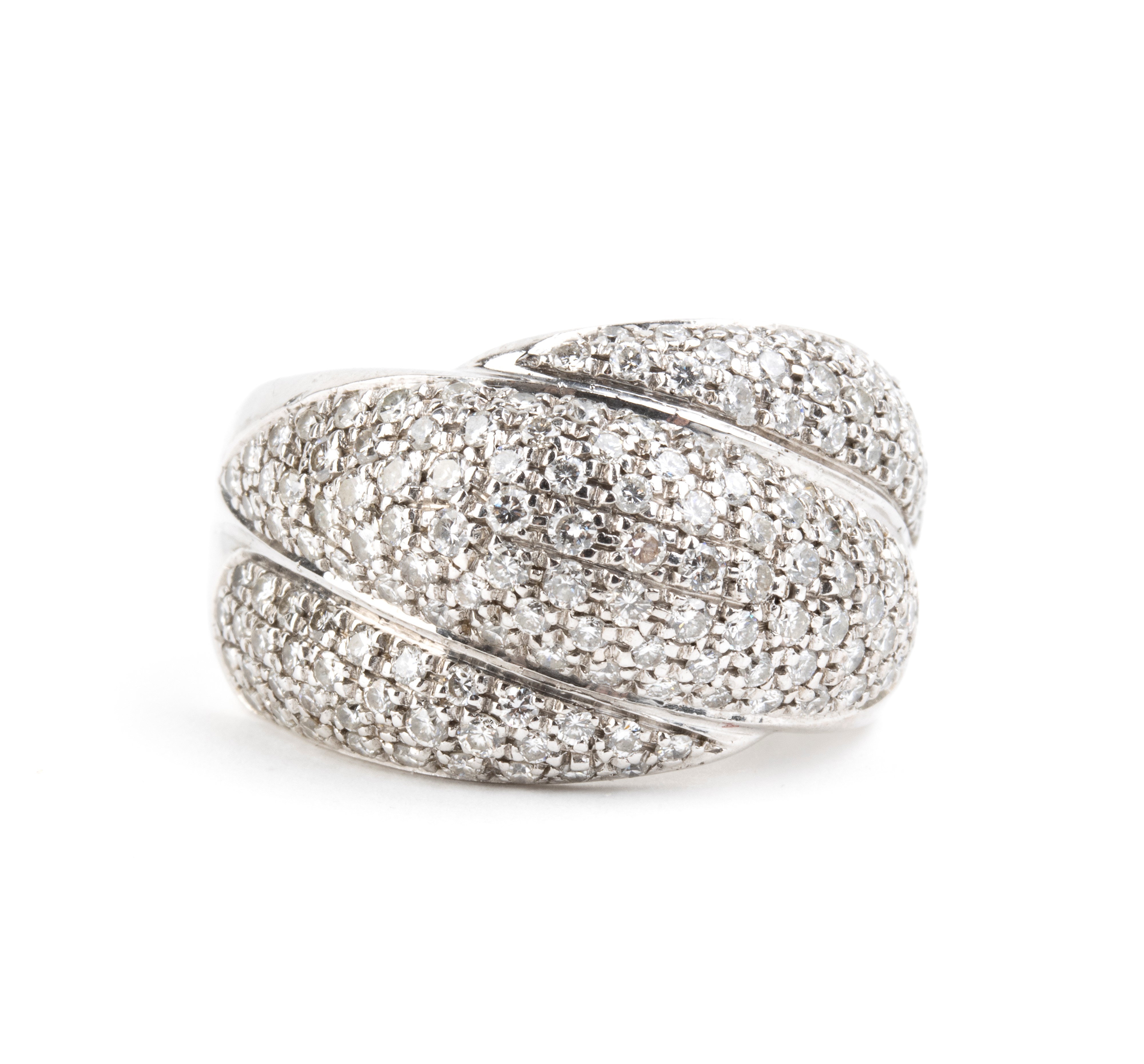 Anello a fascia in oro bianco 18k con pavé di diamanti