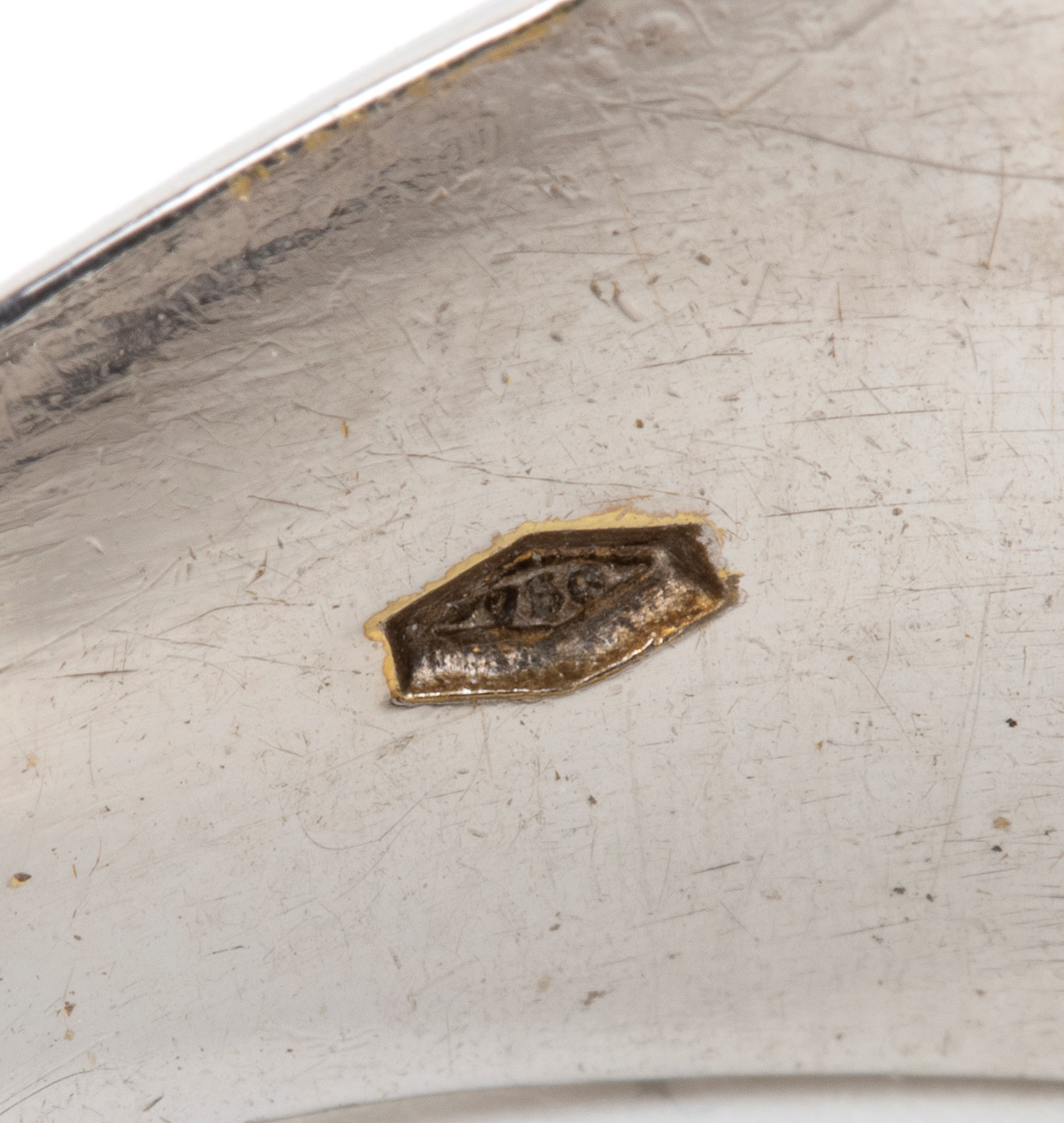 Anello a fascia in oro bianco 18k con pavé di diamanti