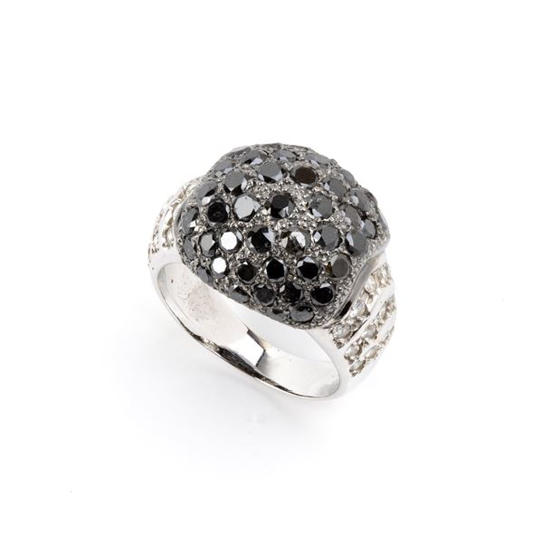 Anello a fascia in oro con diamanti neri ed incolori