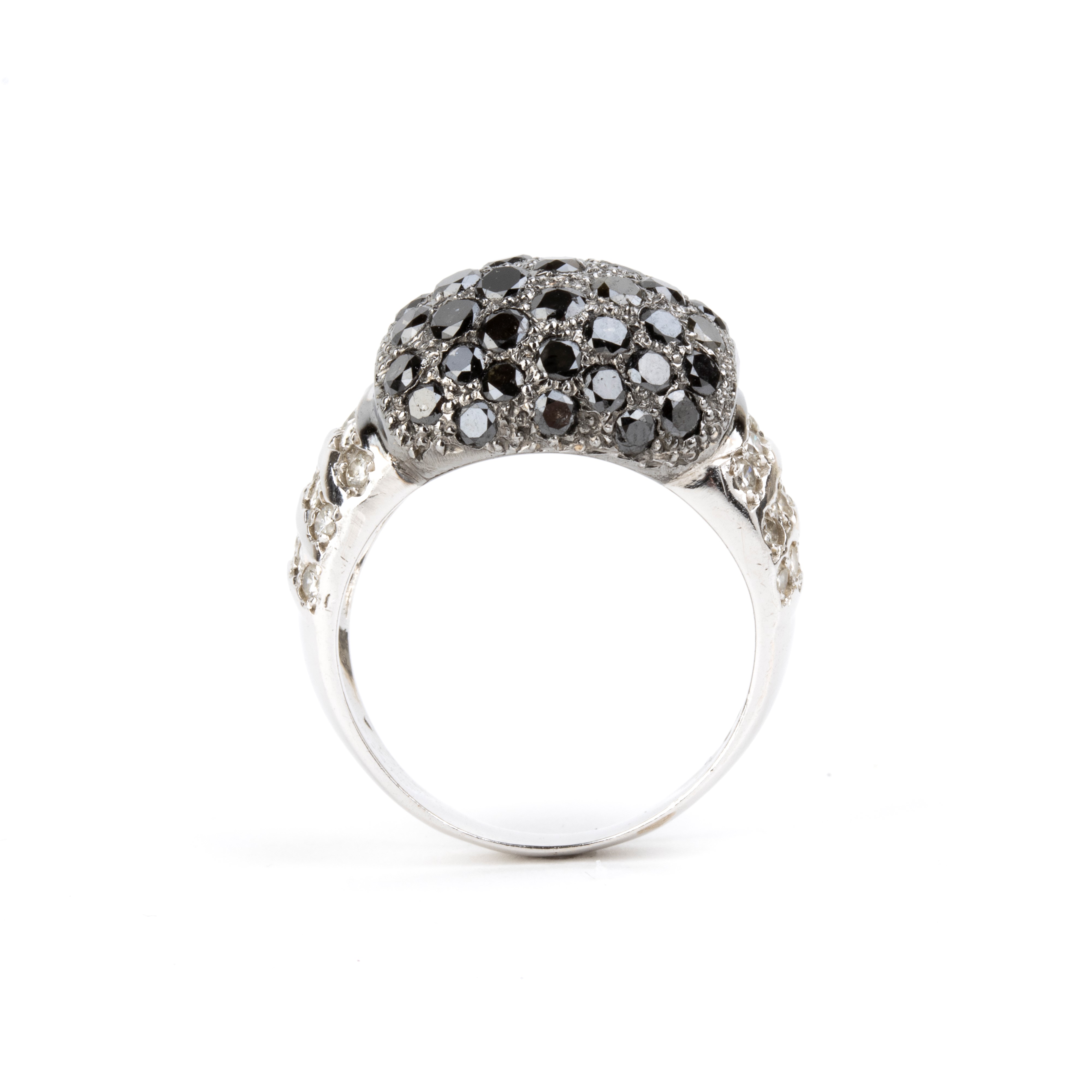 In oro bianco 18k, Anello a fascia con diamanti neri e incolori