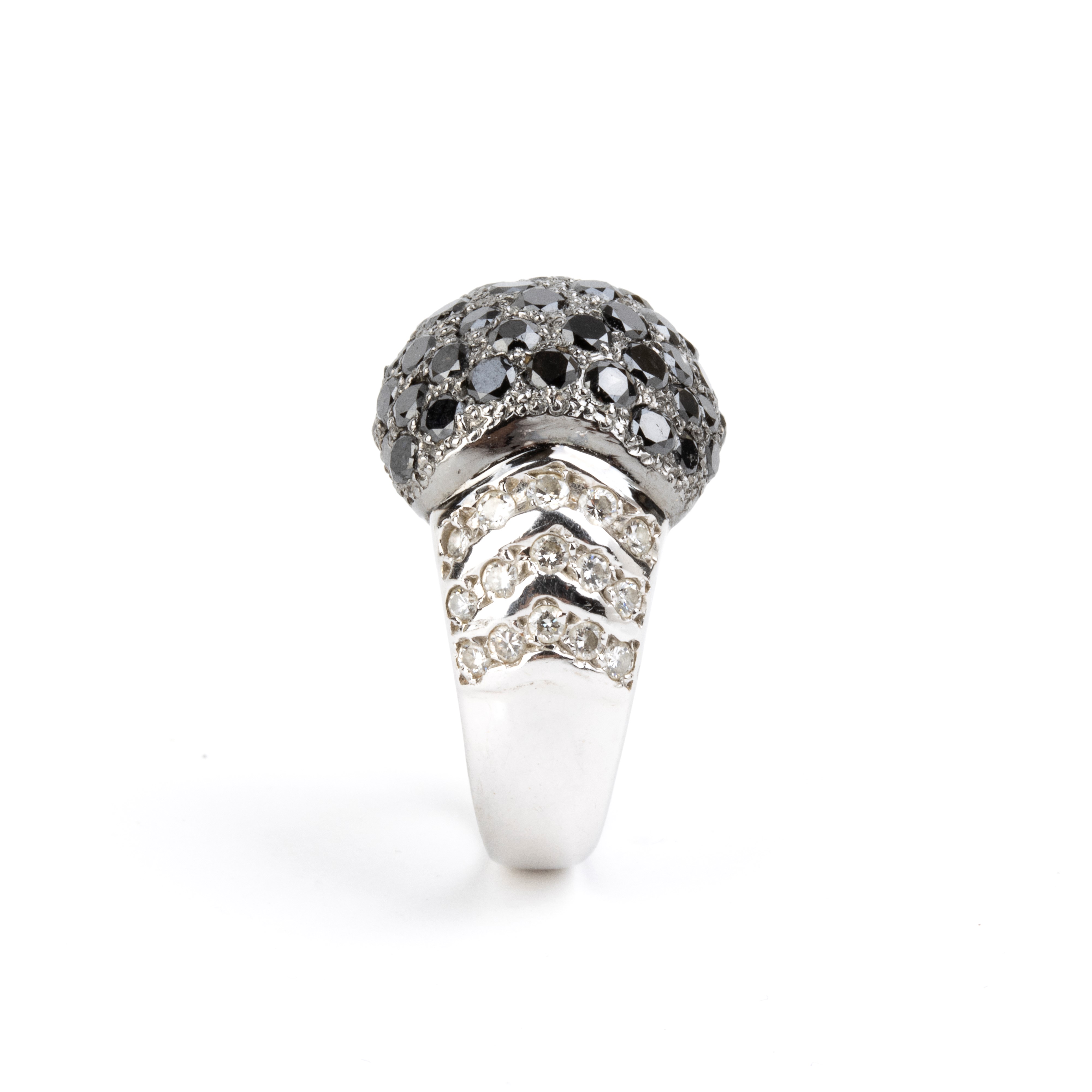 In oro bianco 18k, Anello a fascia con diamanti neri e incolori