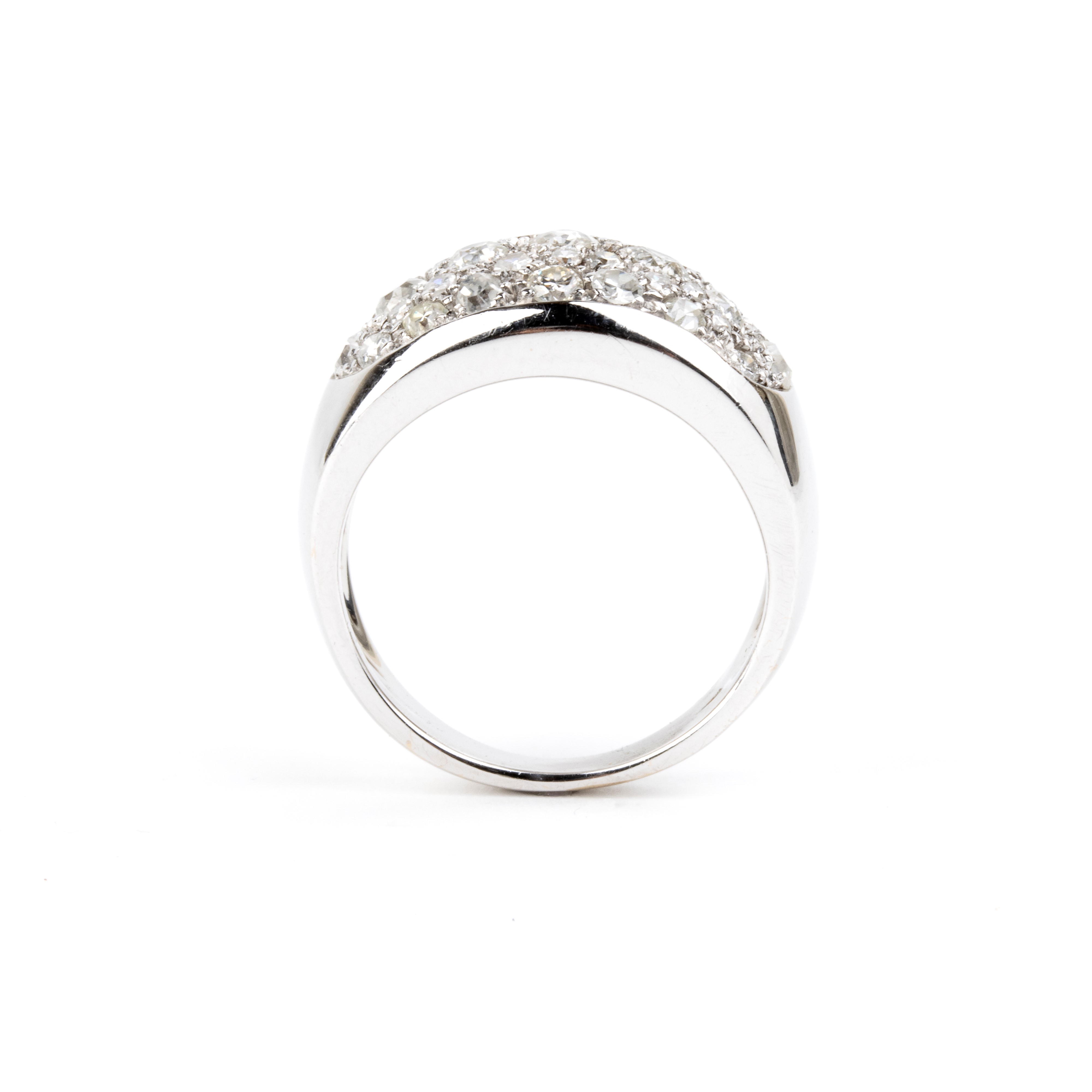 Anello a fascia in oro bianco 18k con pavé di diamanti