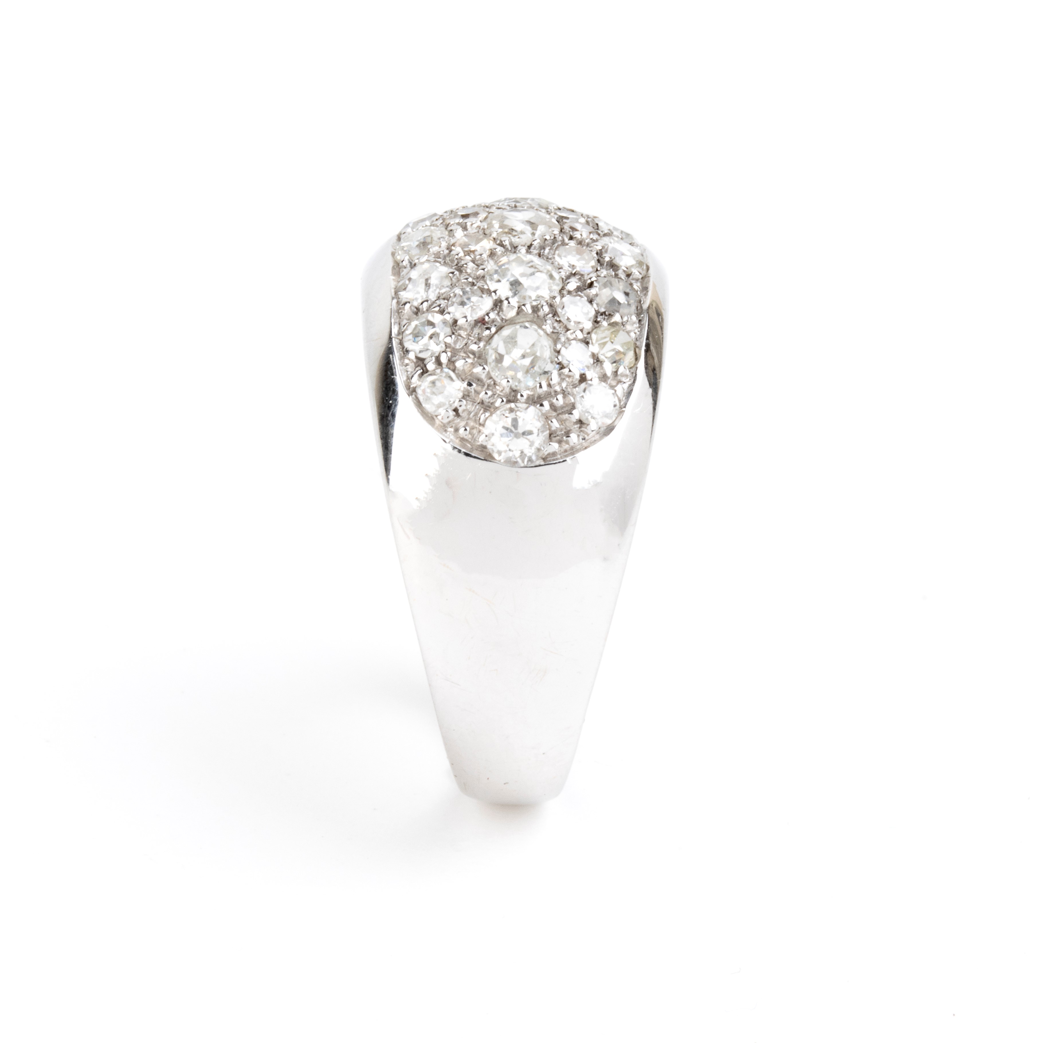 Anello a fascia in oro bianco 18k con pavé di diamanti