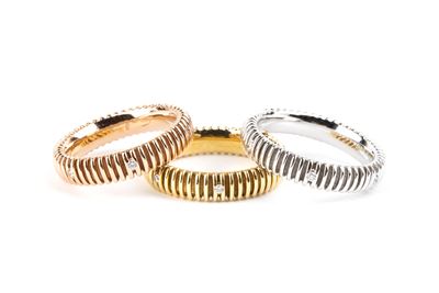 Tre anelli in oro bianco, giallo e rosa 18k con diamanti