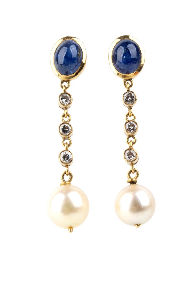 Paio di orecchini pendenti in oro giallo 18k con zaffiri cabochon, diamanti e perle