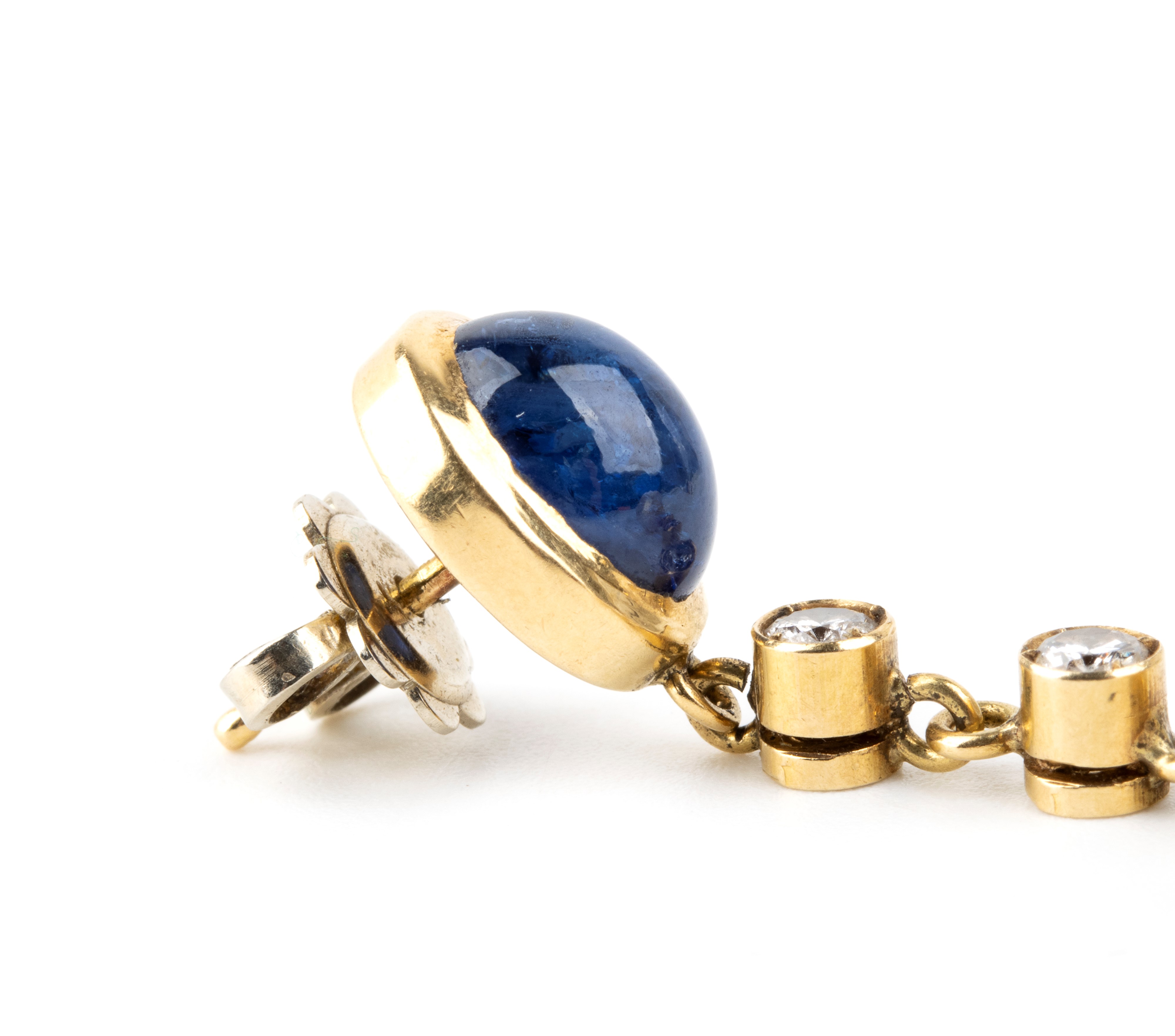 Paio di orecchini pendenti in oro giallo 18k con zaffiri cabochon, diamanti e perle