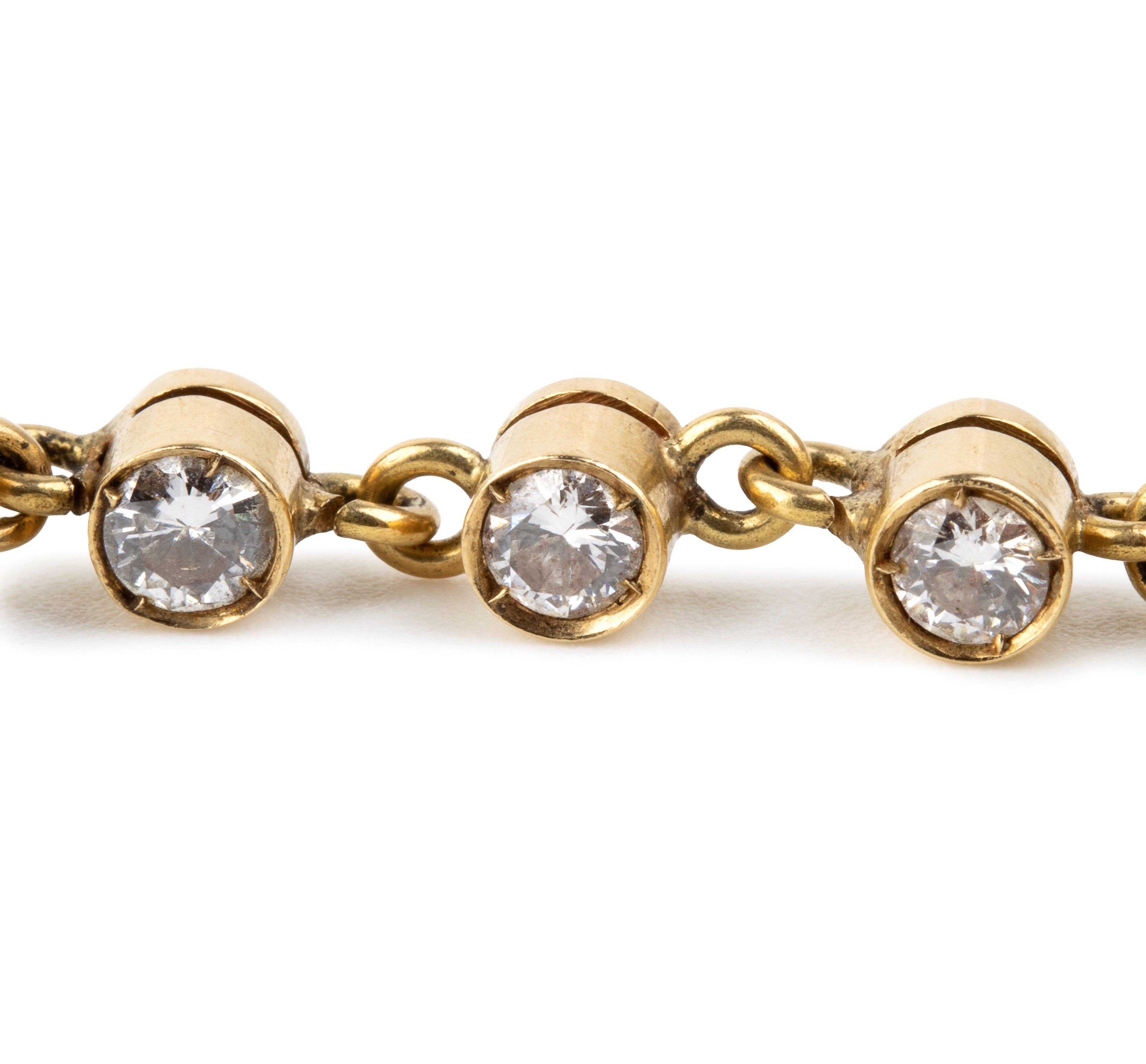 Paio di orecchini pendenti in oro giallo 18k con zaffiri cabochon, diamanti e perle