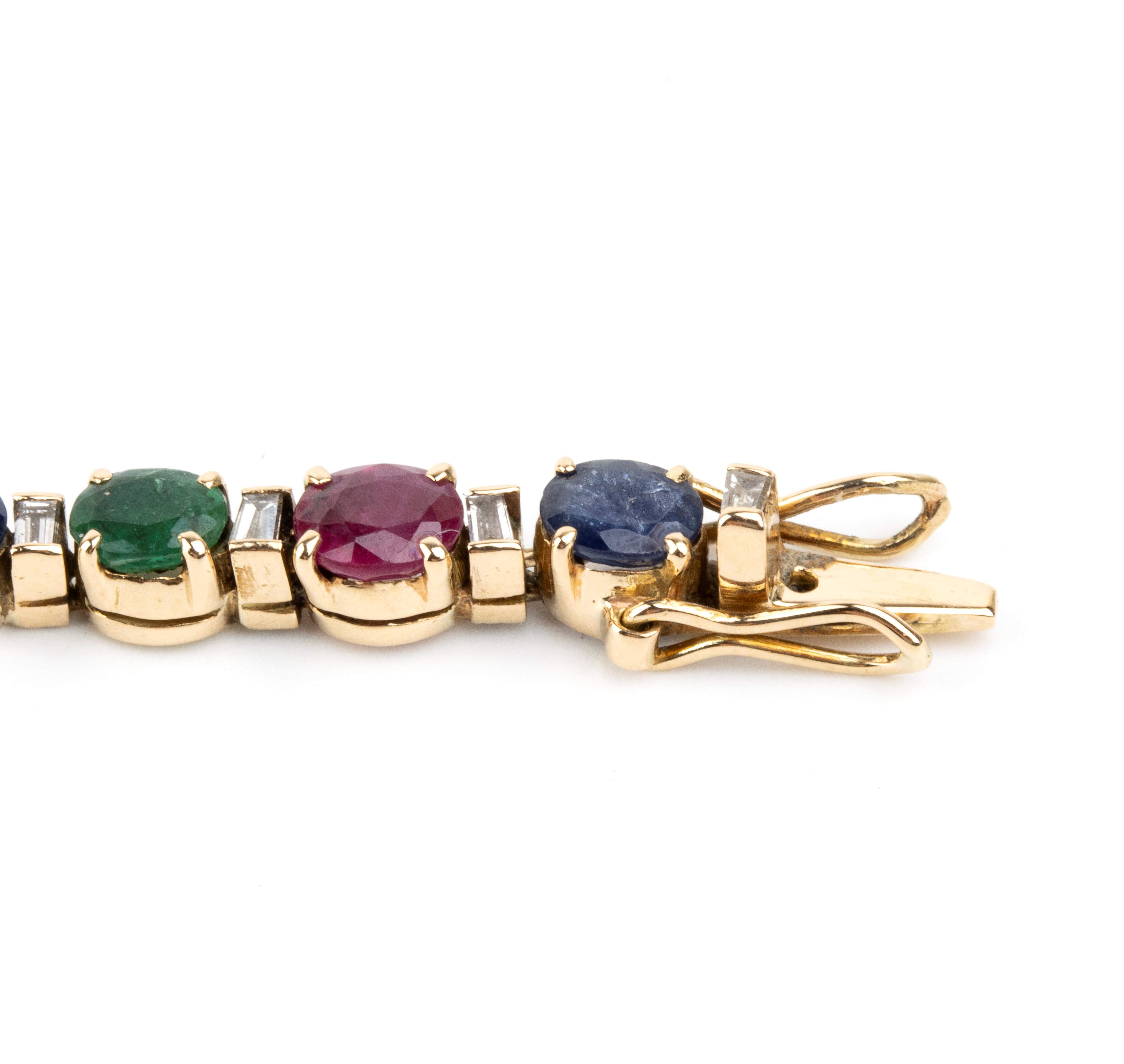 Bracciale tennis in oro giallo 18k con zaffiri, rubini, smeraldi e diamanti (baguette)