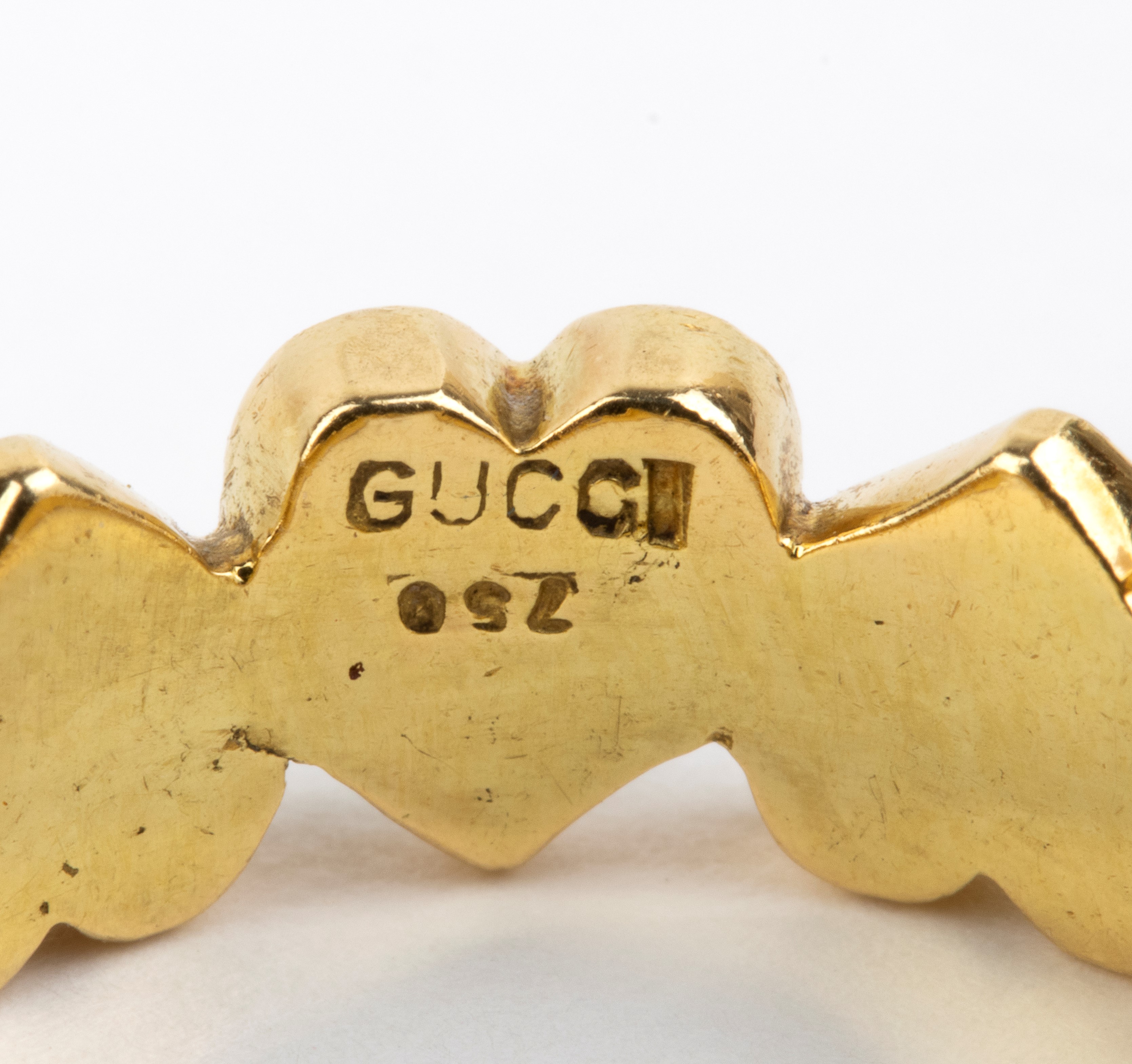 Gucci - Anello in oro giallo 18K con smalti e motivo a cuori