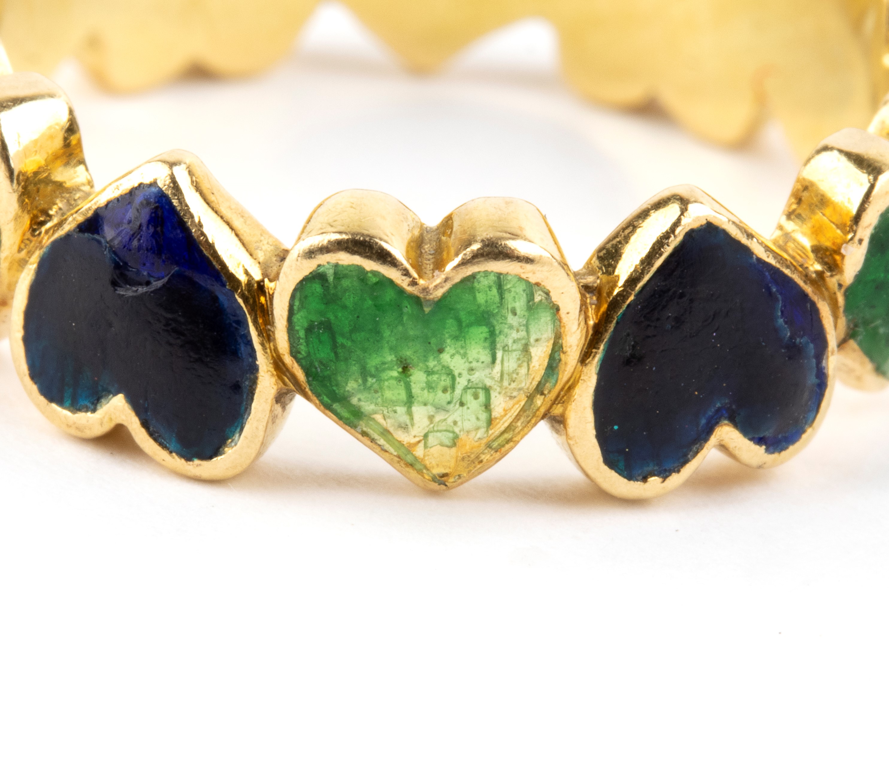 Gucci - Anello in oro giallo 18K con smalti e motivo a cuori