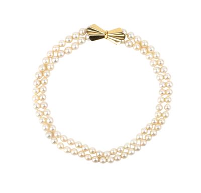 Collana di perle coltivate d’acqua salata con chiusura in oro giallo 18k