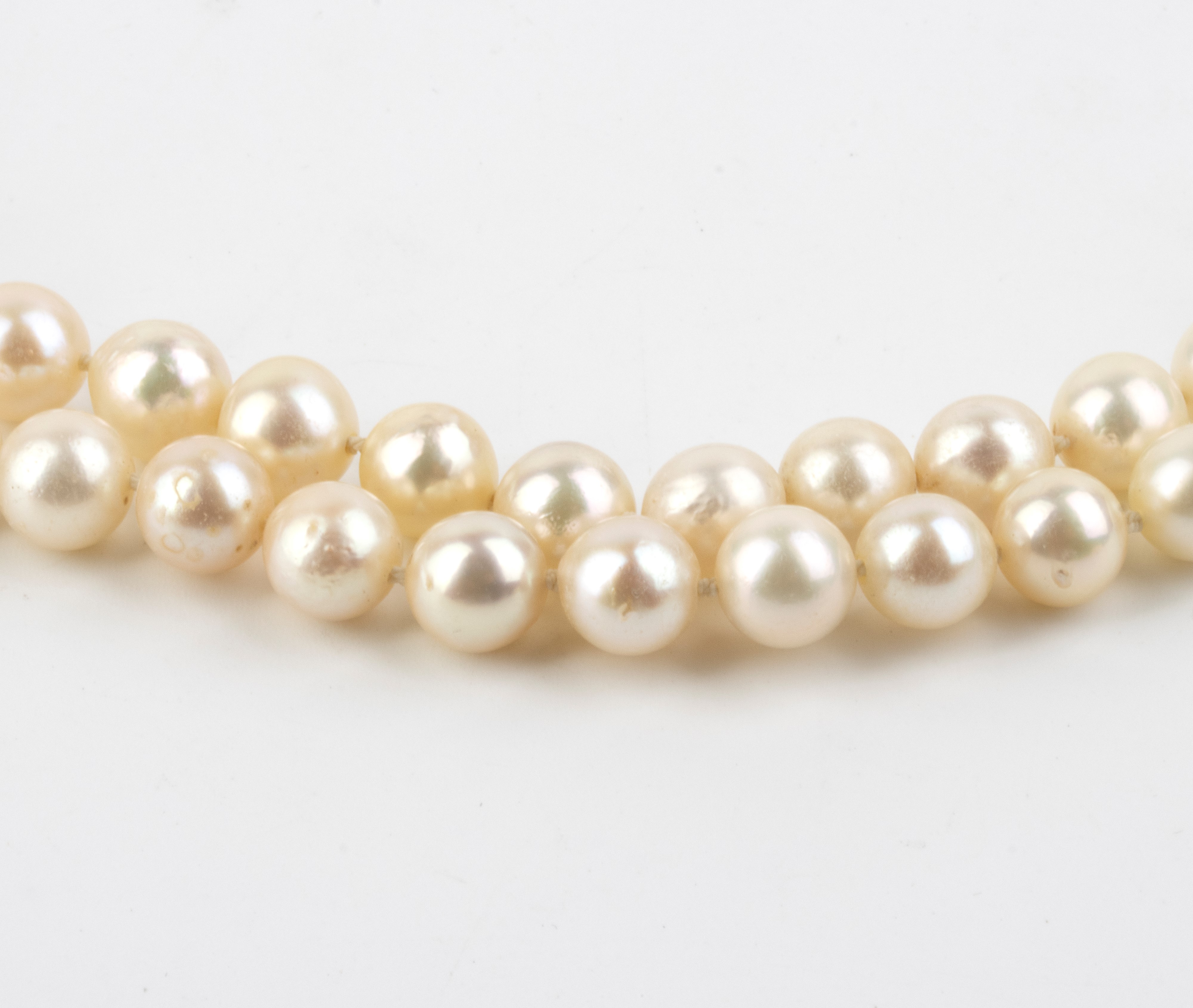 Collana di perle coltivate d’acqua salata con chiusura in oro giallo 18k