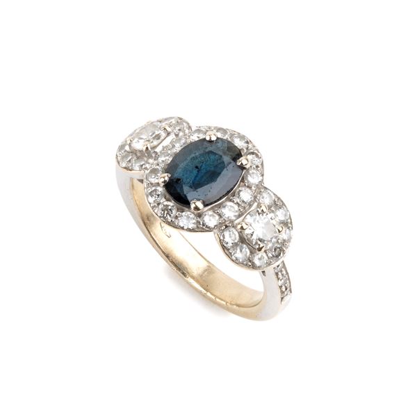 Anello in oro con zaffiro e diamanti  