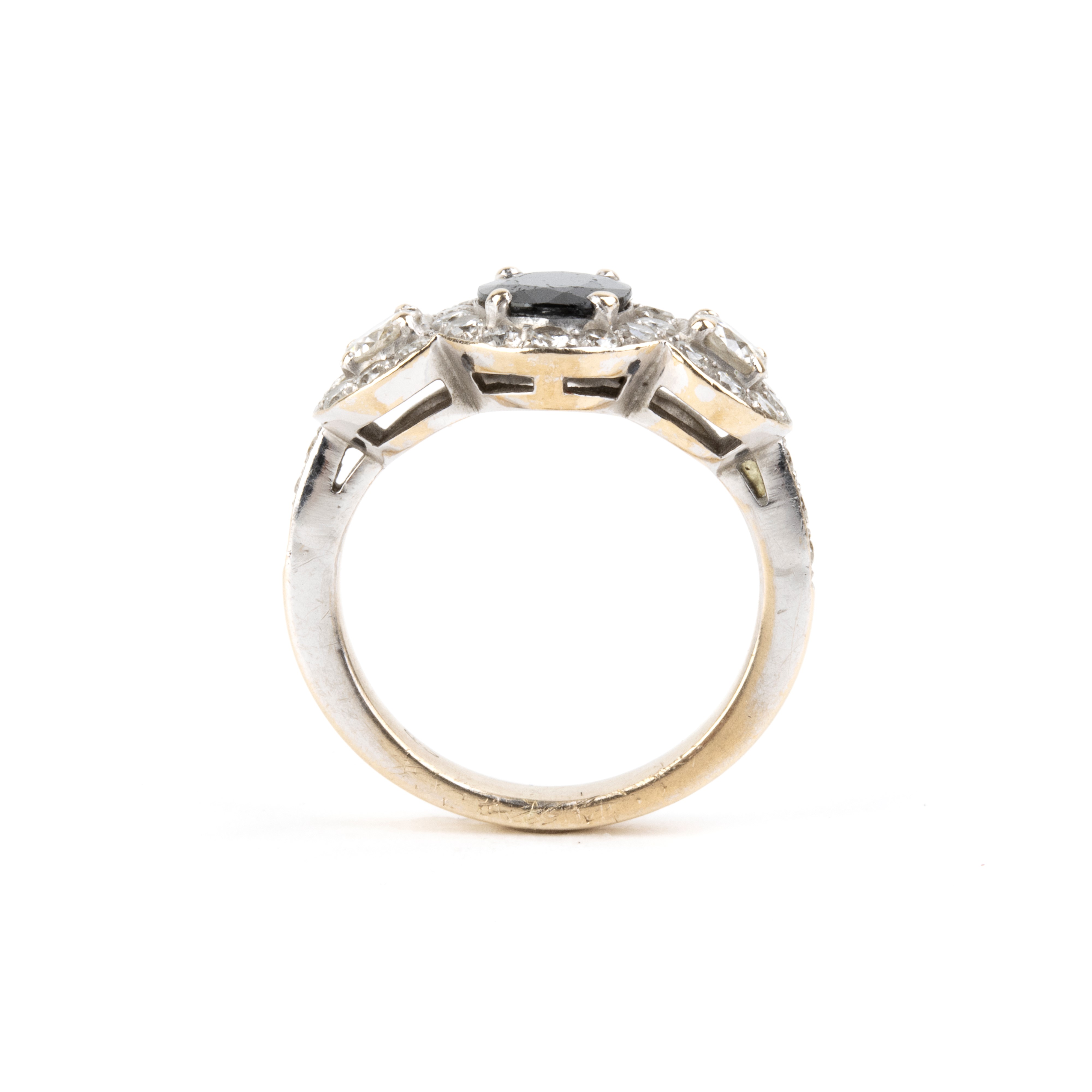 Anello in oro bianco 18k con zaffiro ovale e diamanti, punzonatura 750