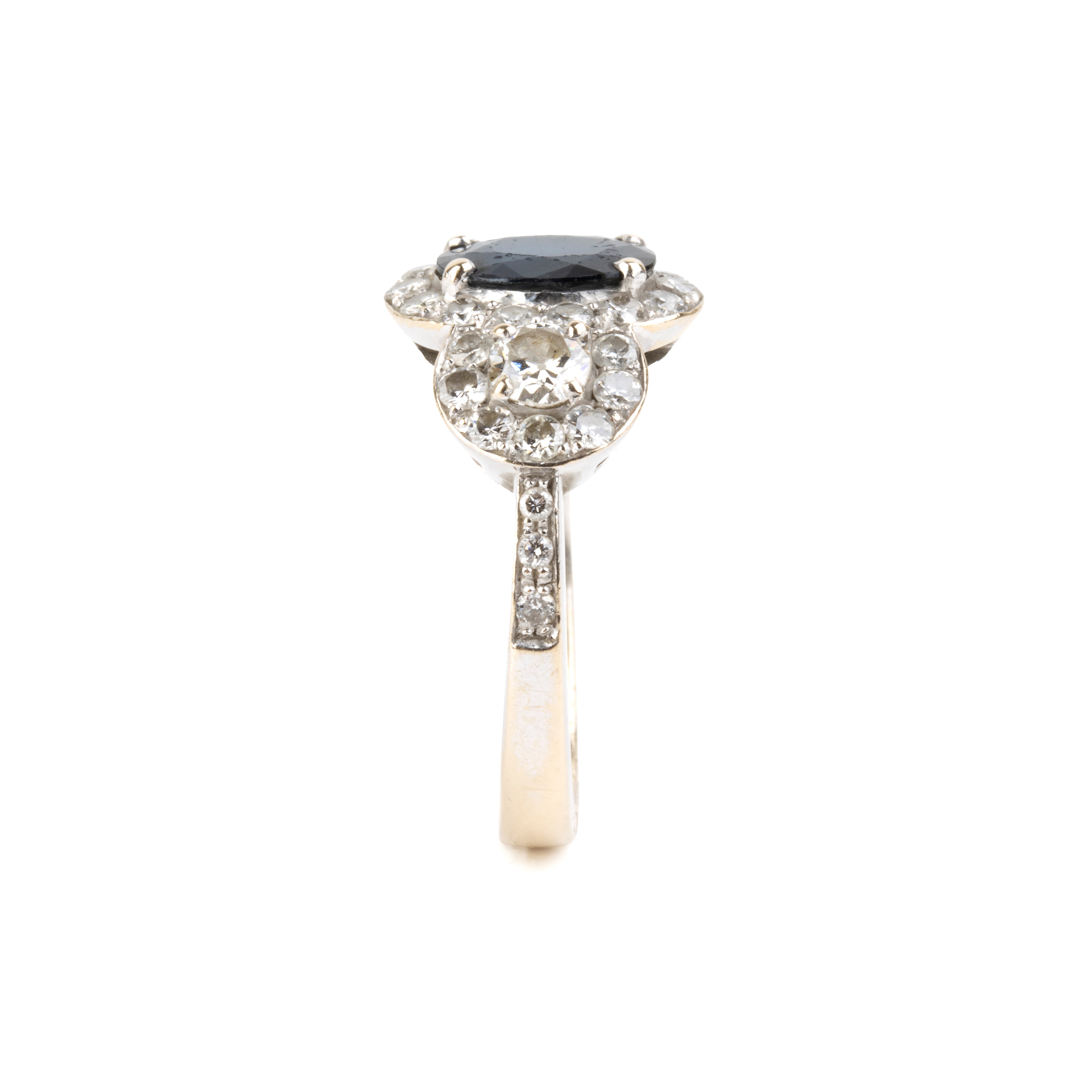 Anello in oro bianco 18k con zaffiro ovale e diamanti, punzonatura 750