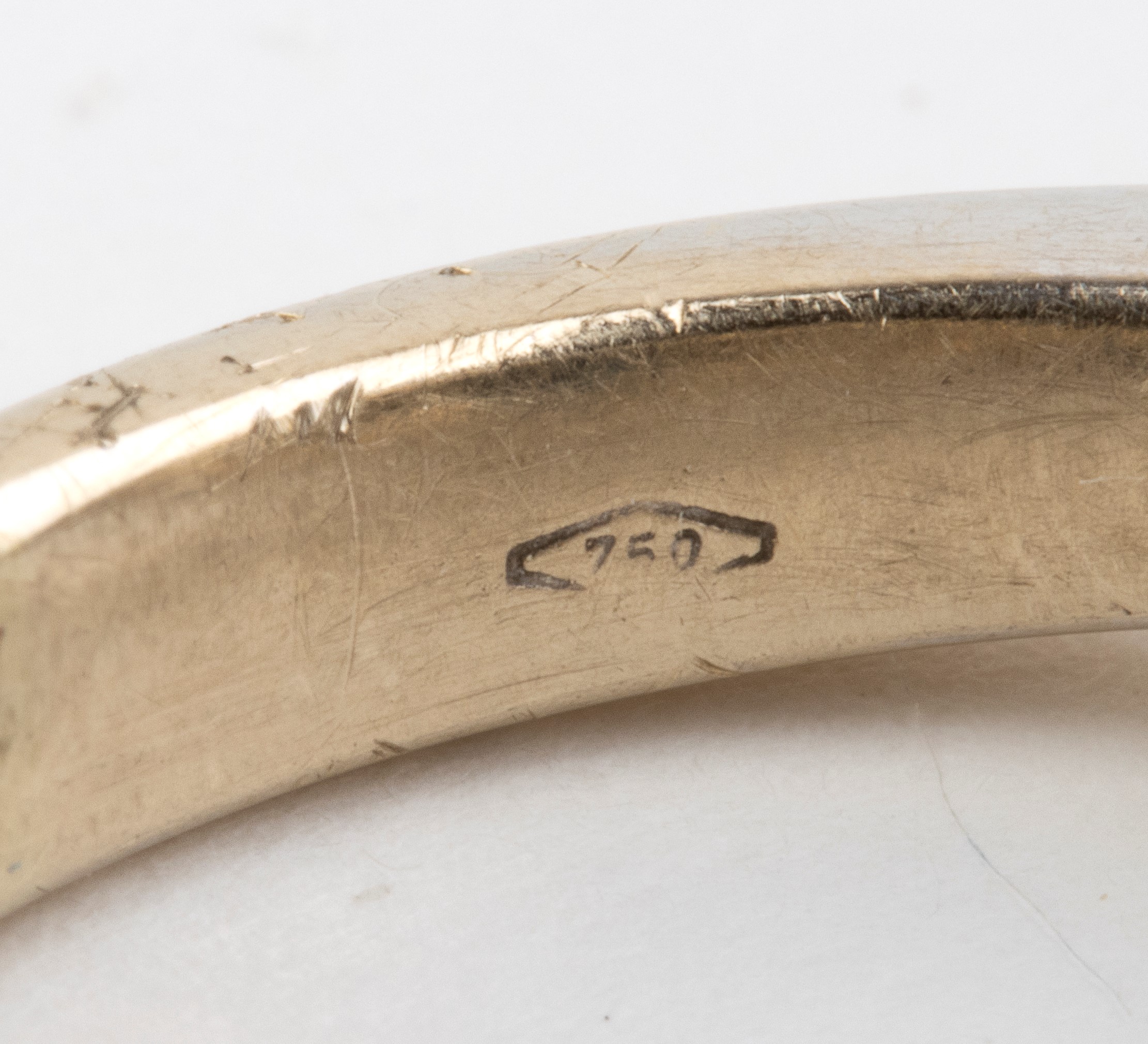 Anello in oro bianco 18k con zaffiro ovale e diamanti, punzonatura 750