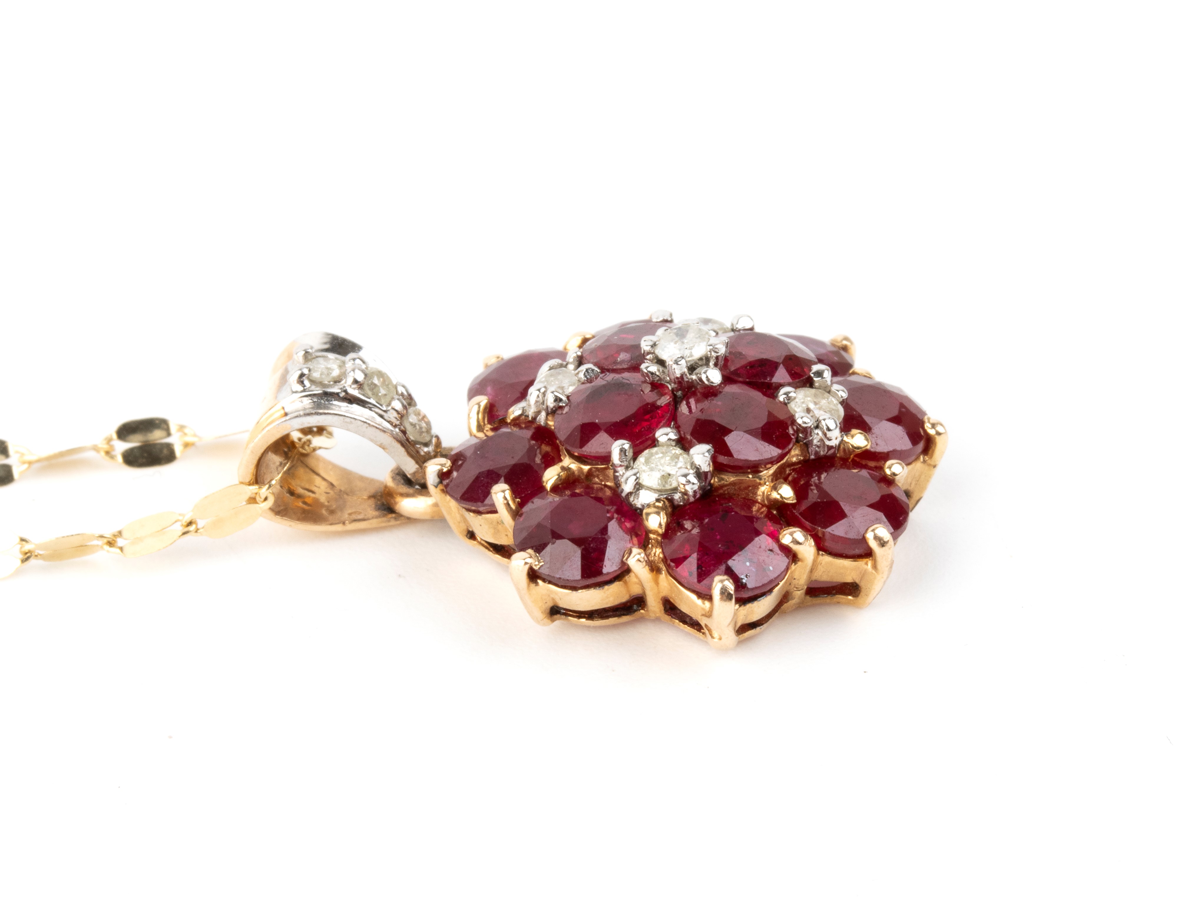 Girocollo con pendente e paio di orecchini, oro 18k con rubini e diamanti