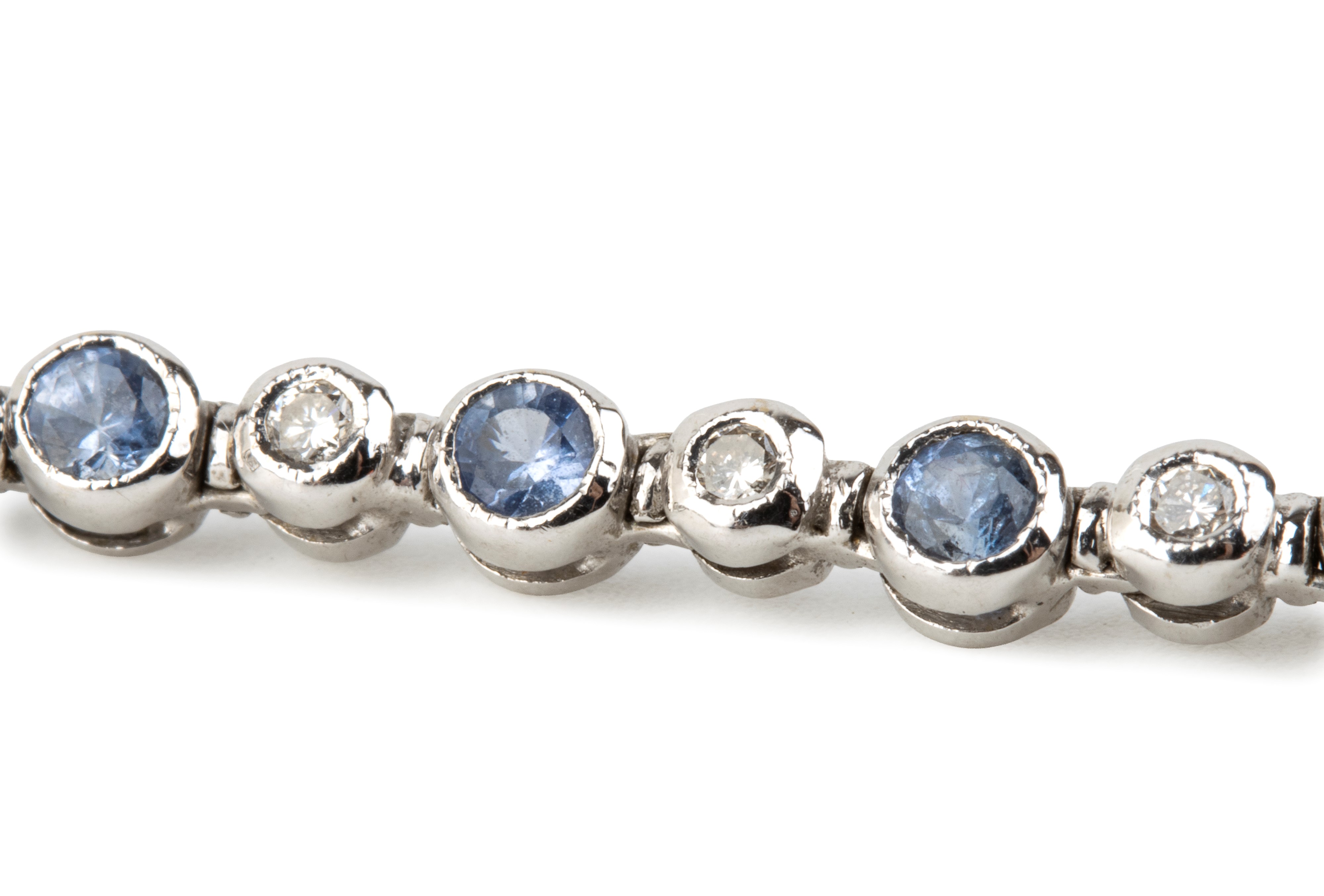 Orecchini pendenti, oro bianco 18k con topazi azzurri e diamanti