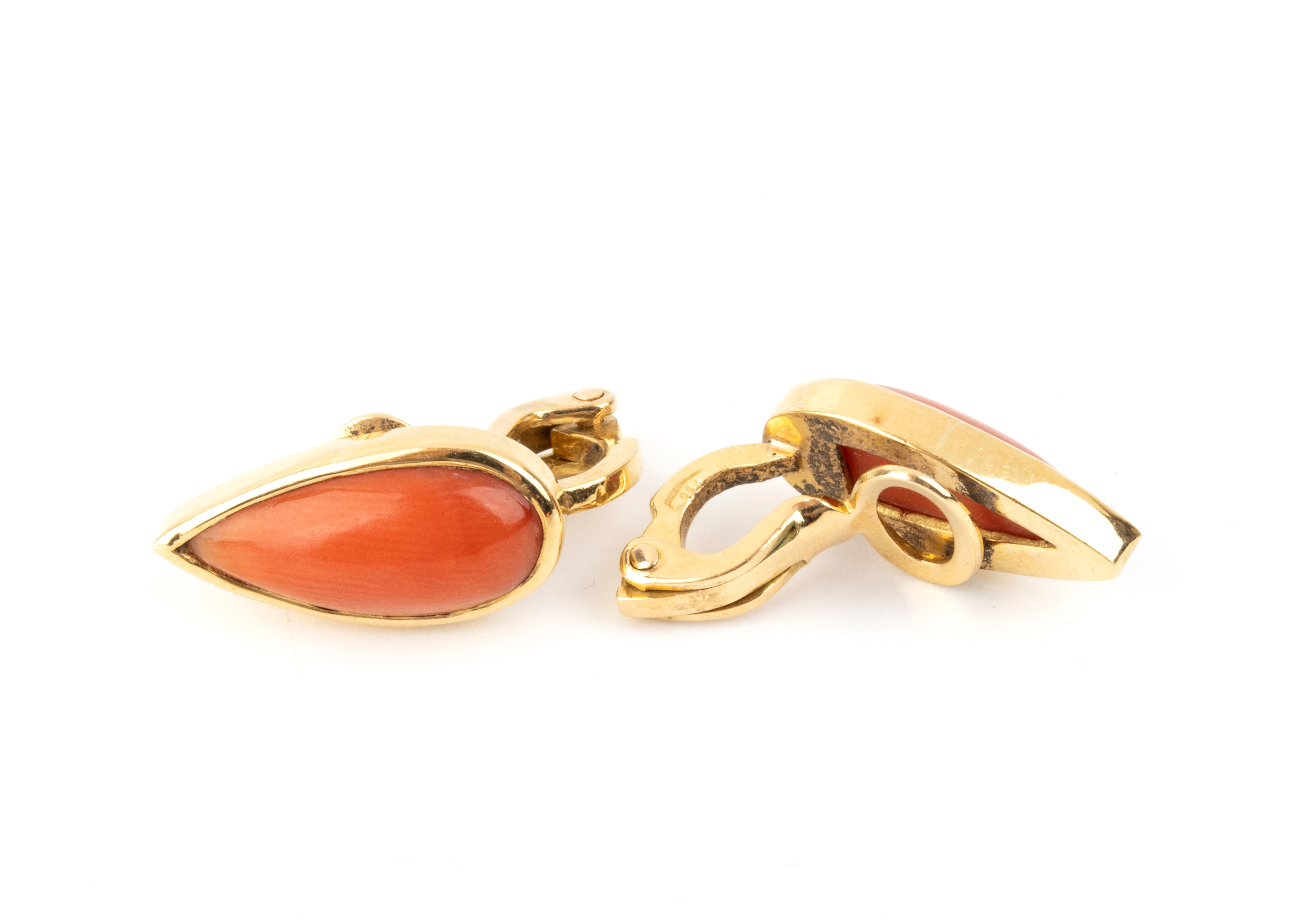 Orecchini, oro giallo 18k e corallo Mediterraneo (Corallium rubrum)