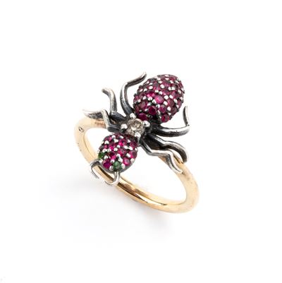 Anello con insetto, oro 9k, rubini in pavé e diamante, inizio XX secolo