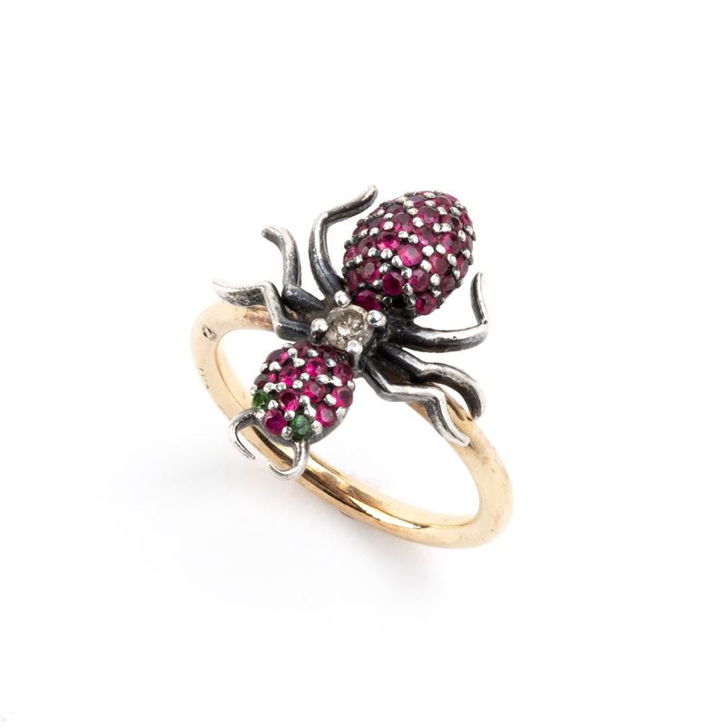 Anello con insetto, oro 9k, rubini in pavé e diamante, inizio XX secolo