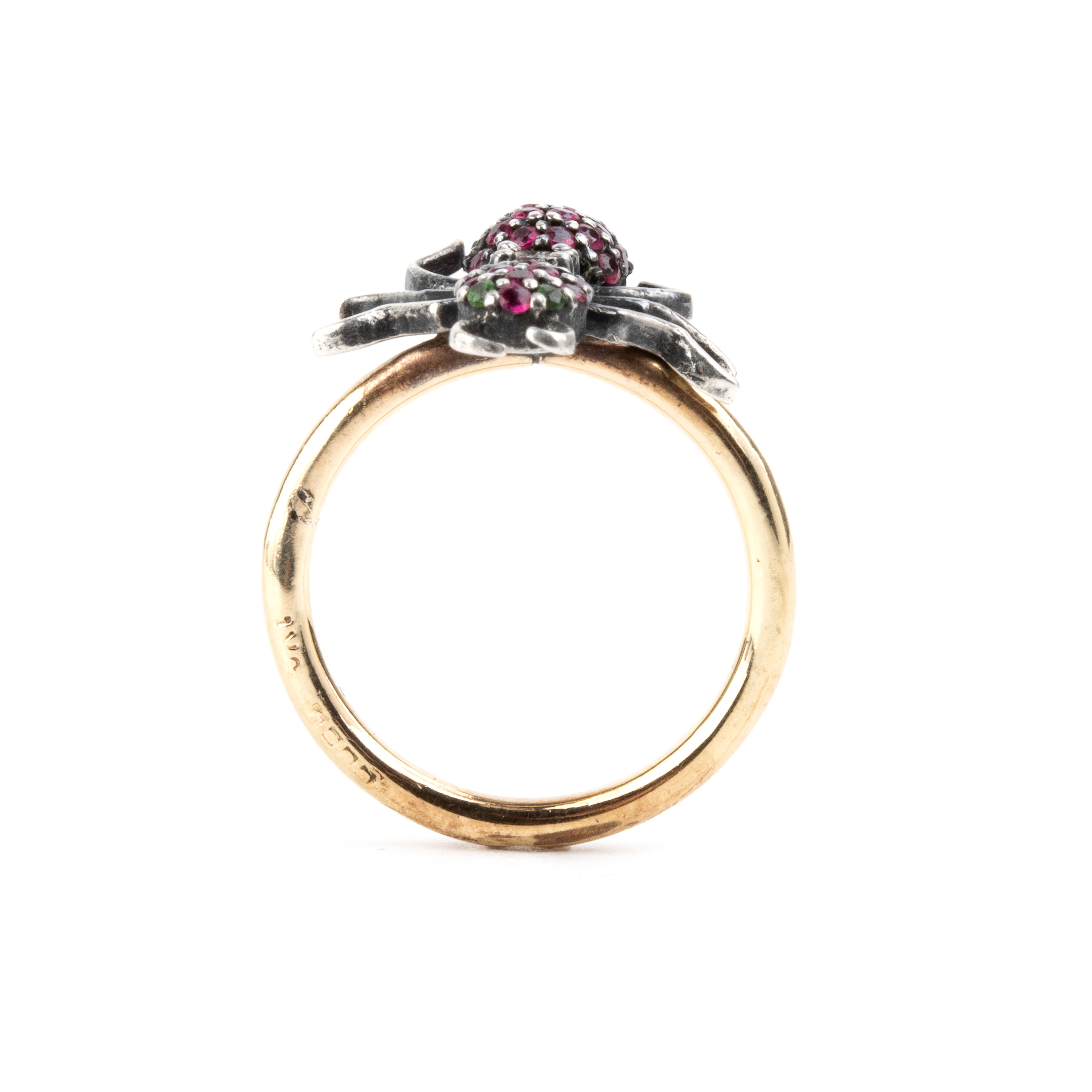 Anello con insetto, oro 9k, rubini in pavé e diamante, inizio XX secolo
