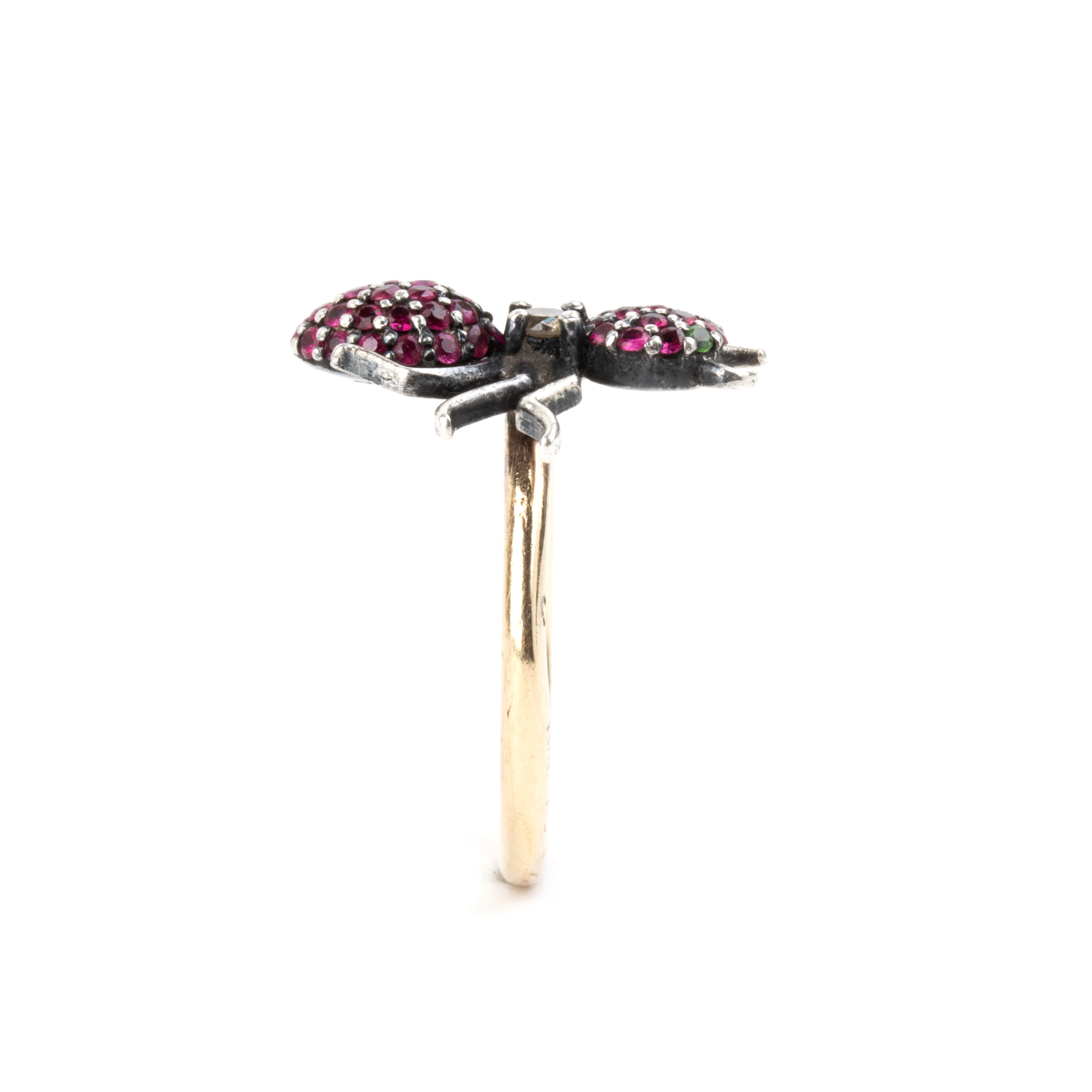 Anello con insetto, oro 9k, rubini in pavé e diamante, inizio XX secolo
