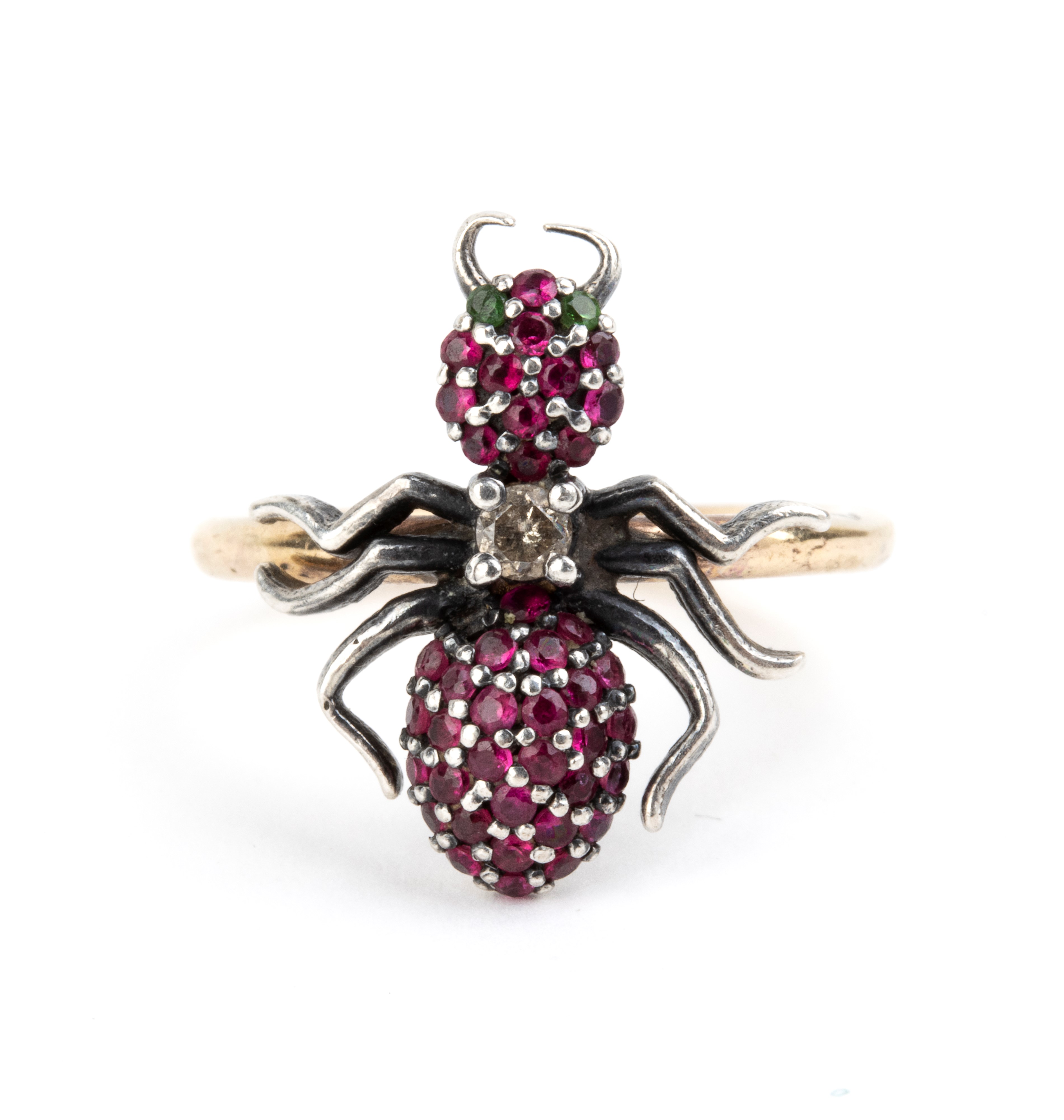 Anello con insetto, oro 9k, rubini in pavé e diamante, inizio XX secolo