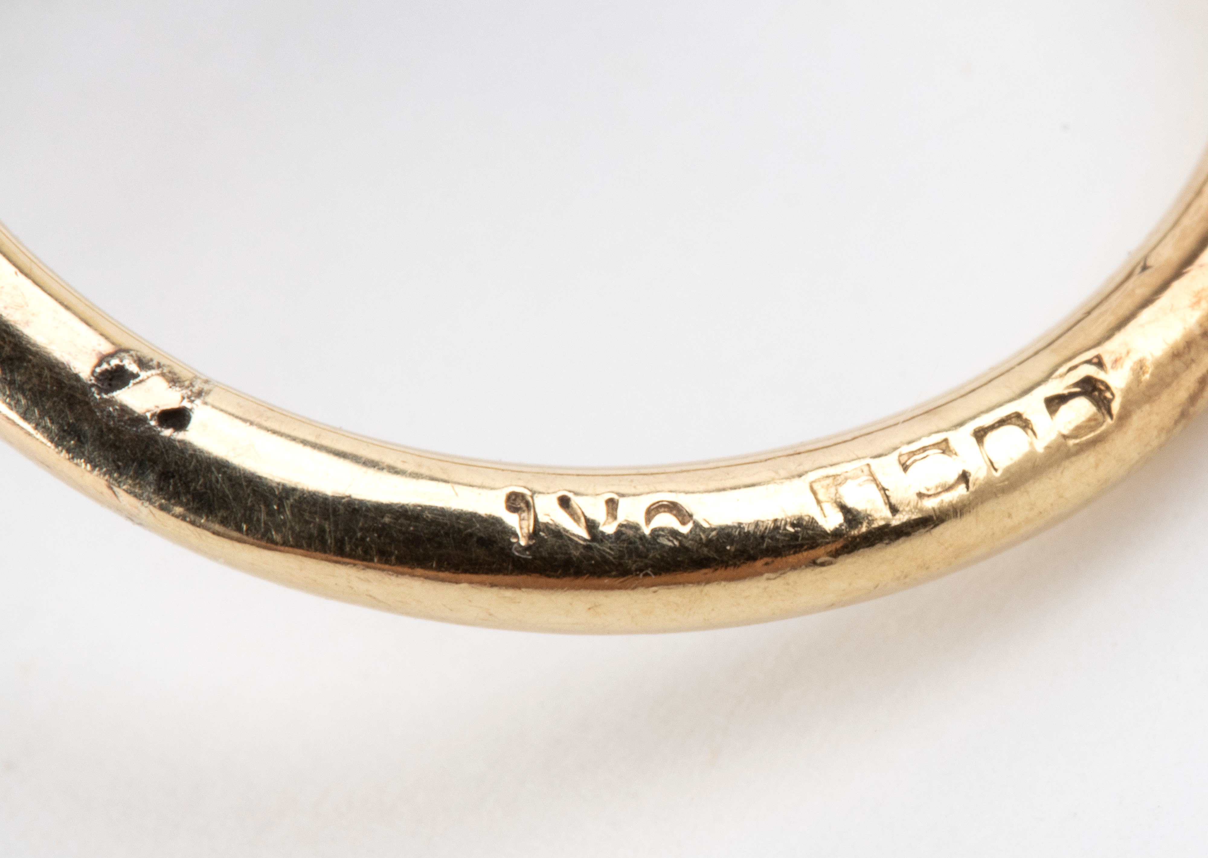 Anello con insetto, oro 9k, rubini in pavé e diamante, inizio XX secolo