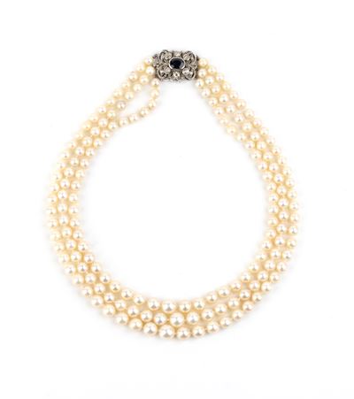 Collana a tre fili di perle coltivate d’acqua salata con fermezza in oro bianco, zaffiro ovale e ...