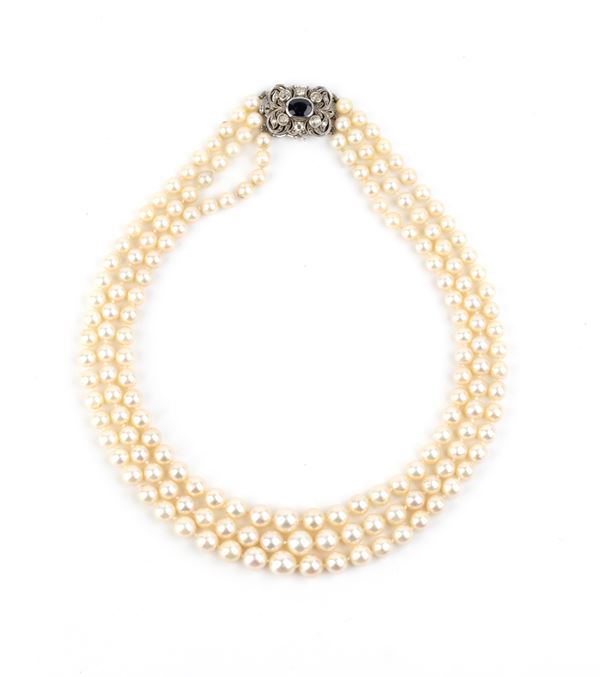 Collana di perle, fermezza in oro con zaffiro e diamanti 