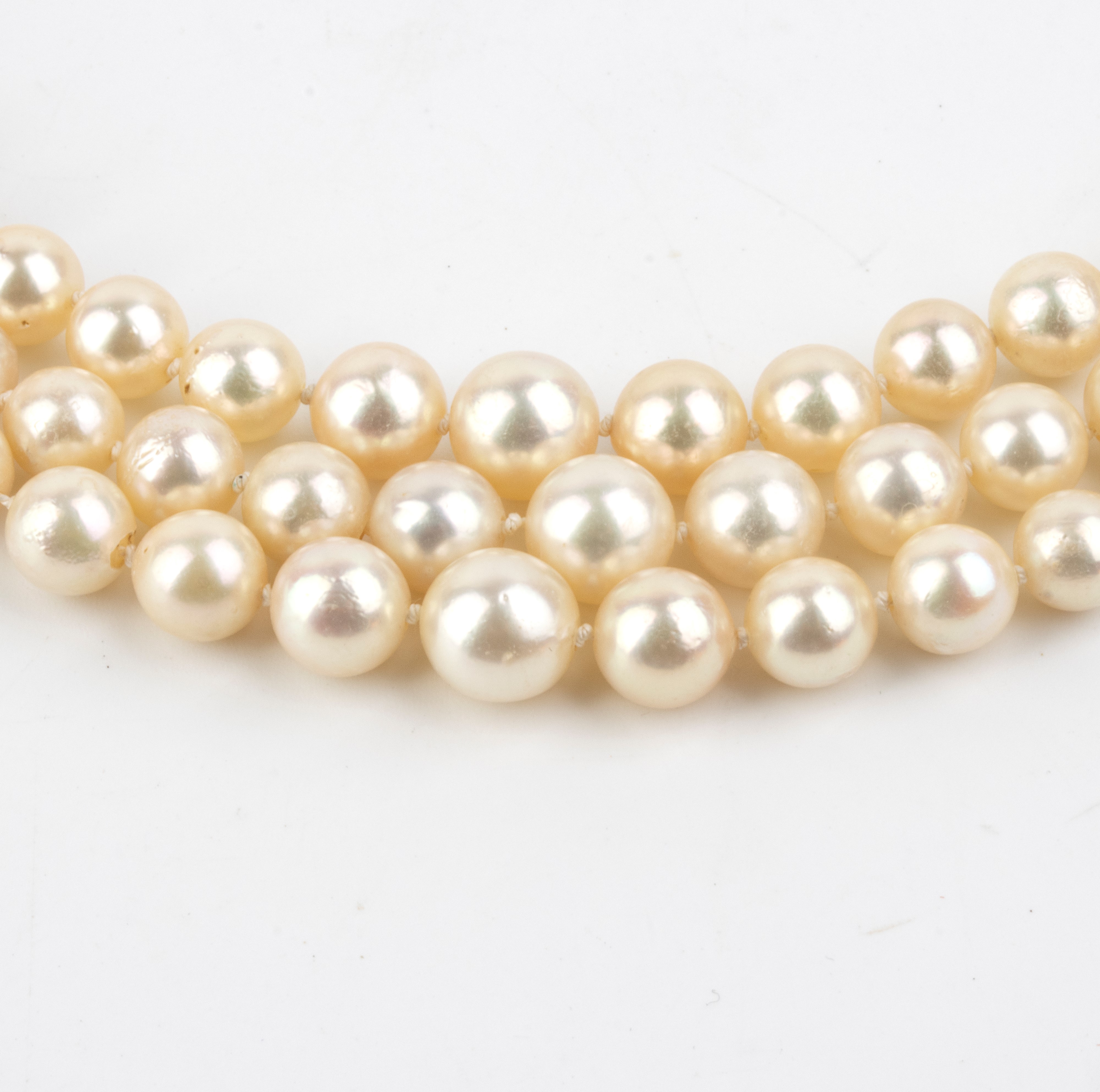 Collana a tre fili di perle coltivate d’acqua salata con fermezza in oro bianco, zaffiro ovale e ...