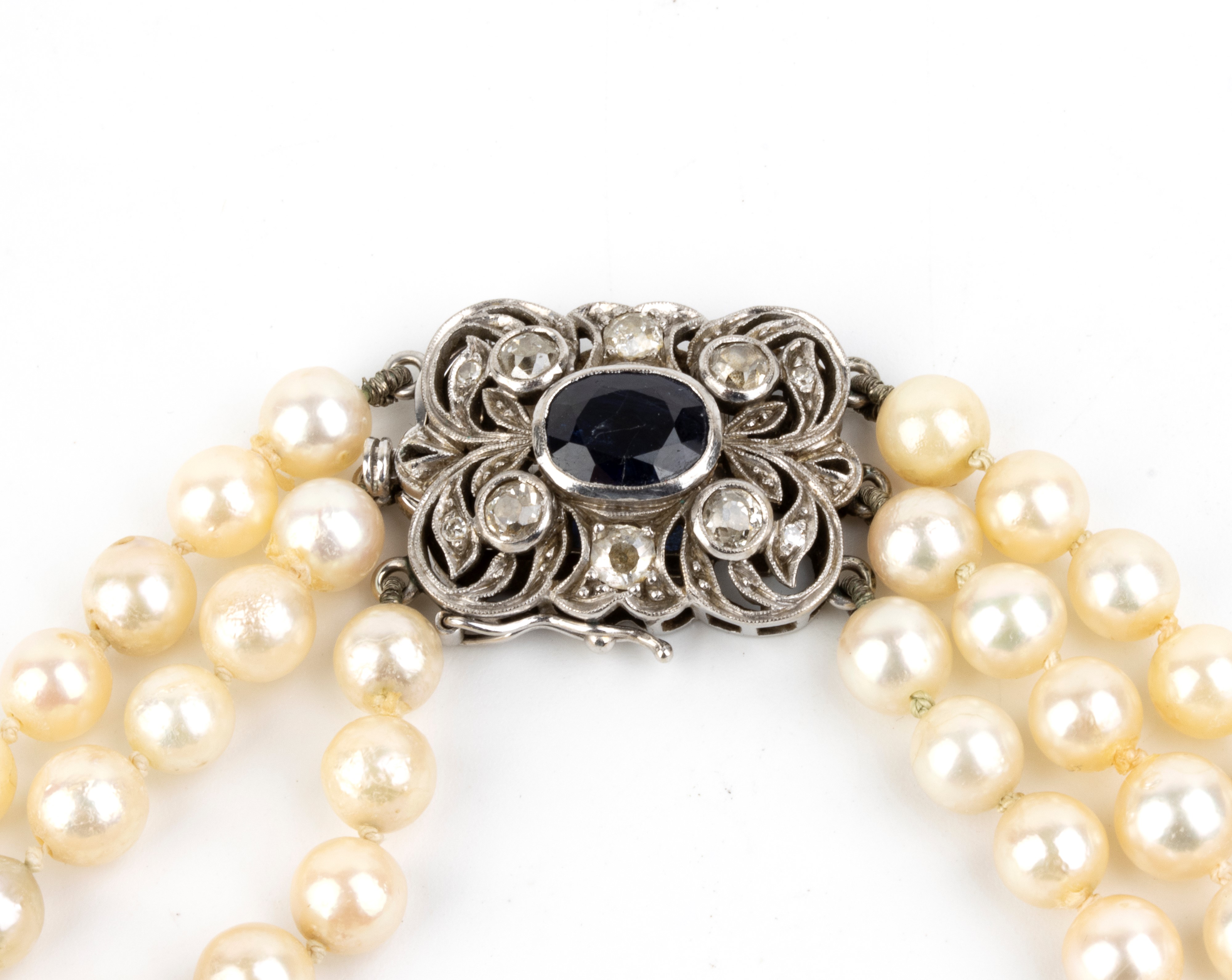 Collana a tre fili di perle coltivate d’acqua salata con fermezza in oro bianco, zaffiro ovale e ...