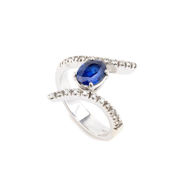Anello in oro con zaffiro e diamanti   