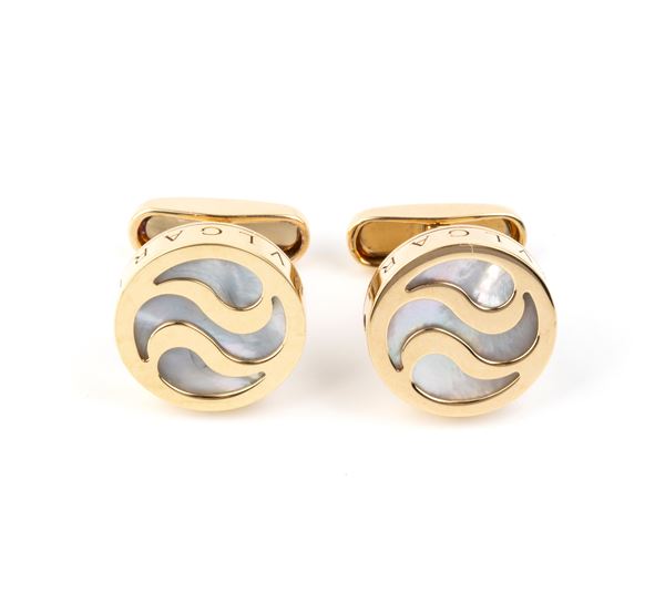 BULGARI - Paio di gemelli in oro e madreperla      