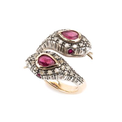 Anello a motivo contrarié con serpenti, oro 14k e argento, rubini birmani e diamanti