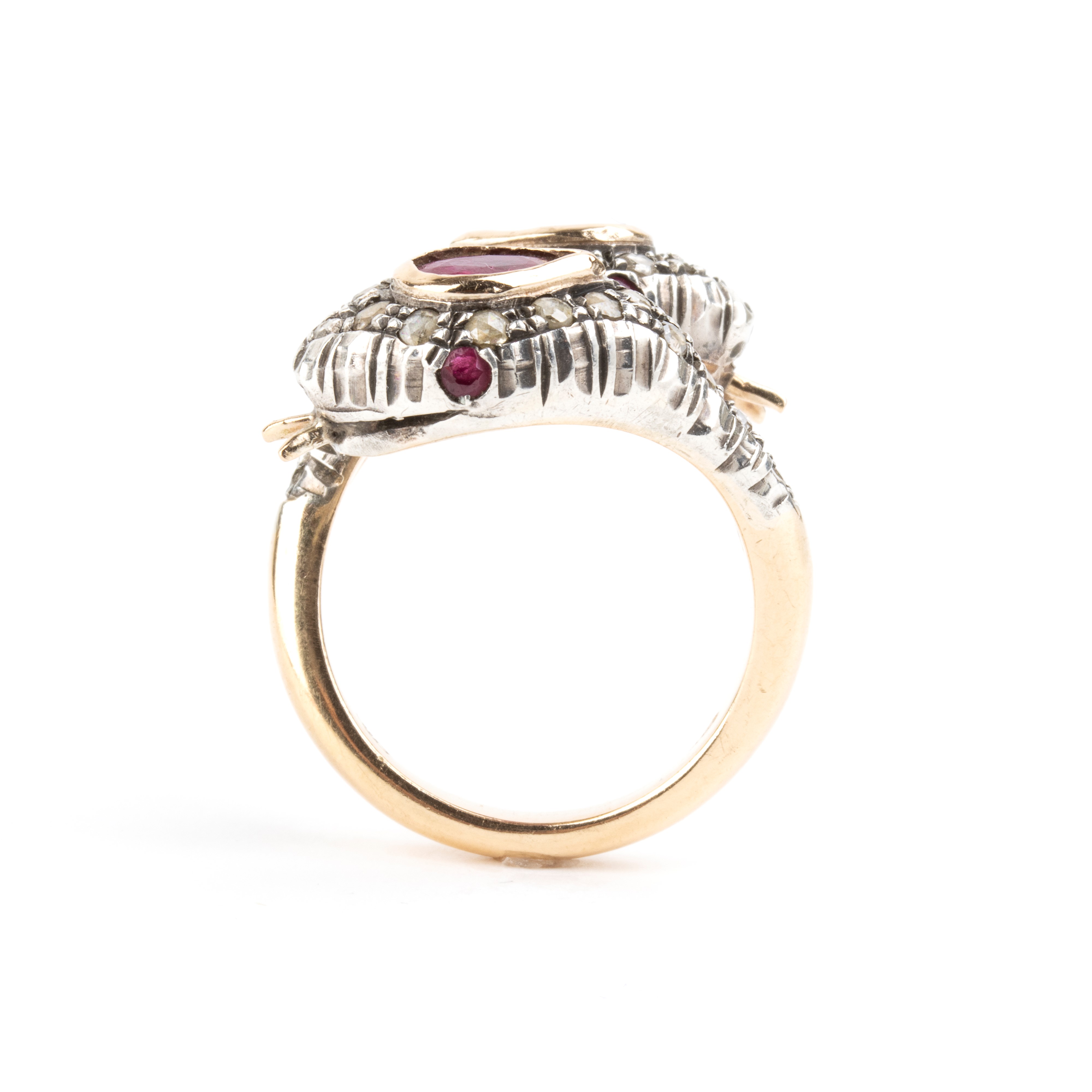 Anello a motivo contrarié con serpenti, oro 14k e argento, rubini birmani e diamanti