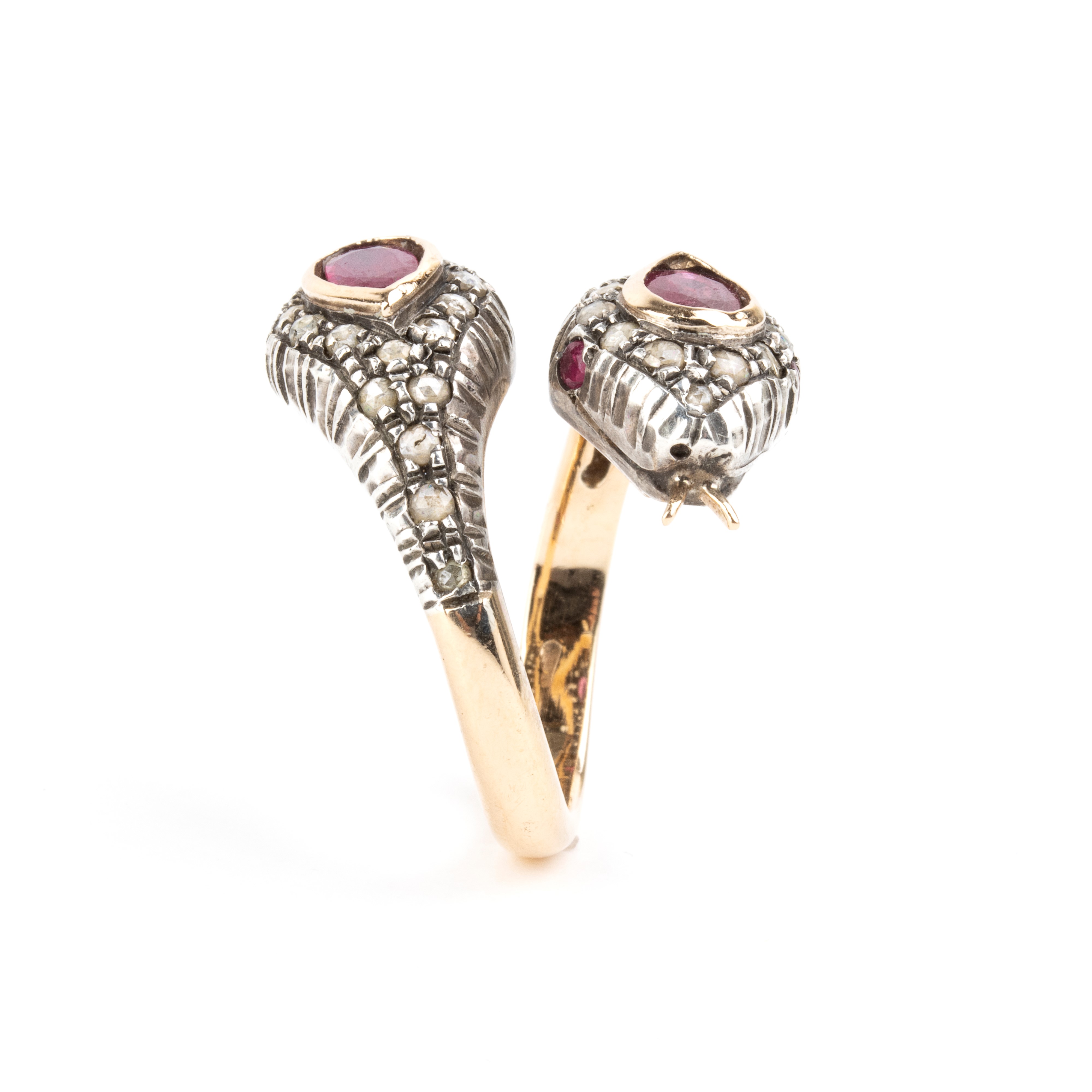 Anello a motivo contrarié con serpenti, oro 14k e argento, rubini birmani e diamanti