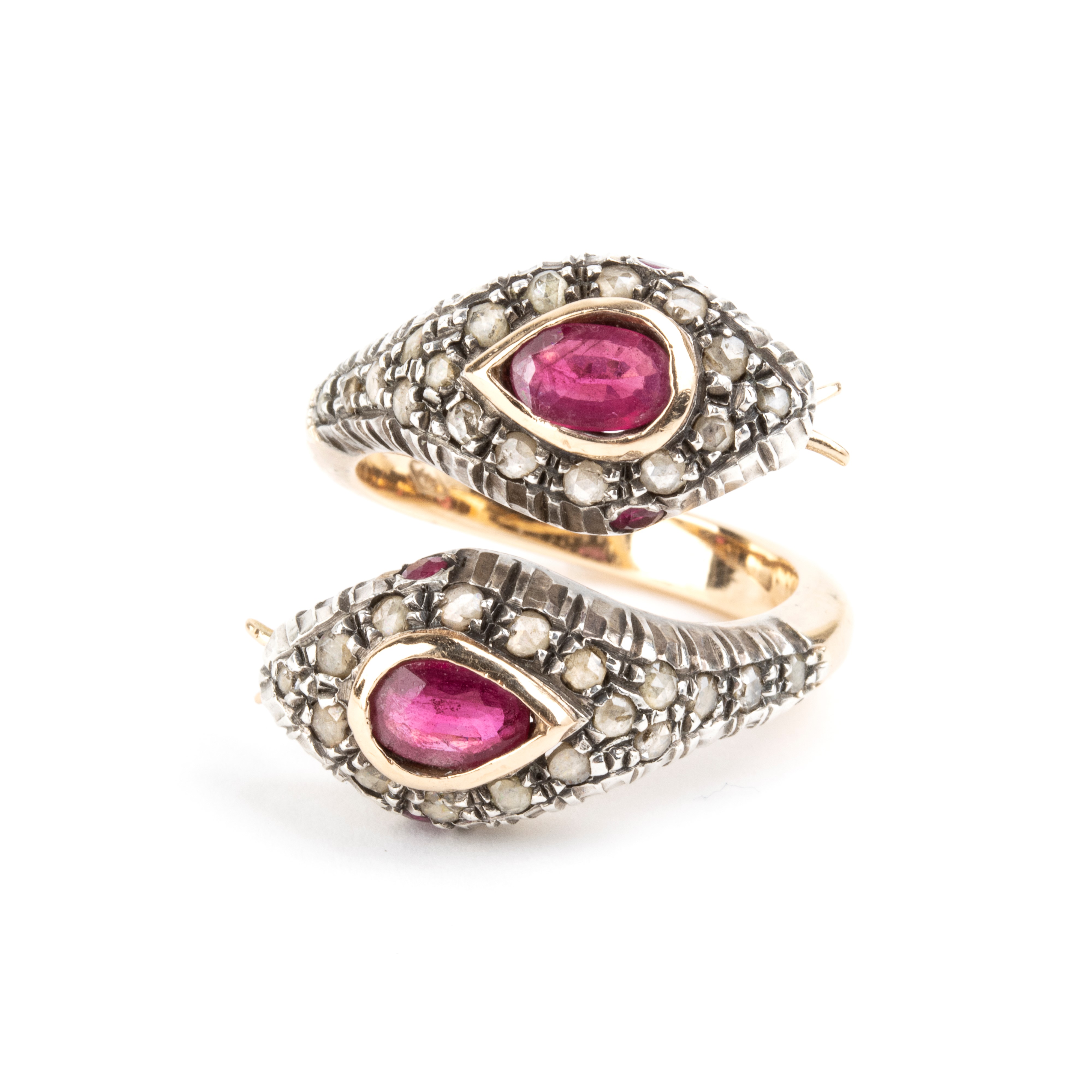 Anello a motivo contrarié con serpenti, oro 14k e argento, rubini birmani e diamanti