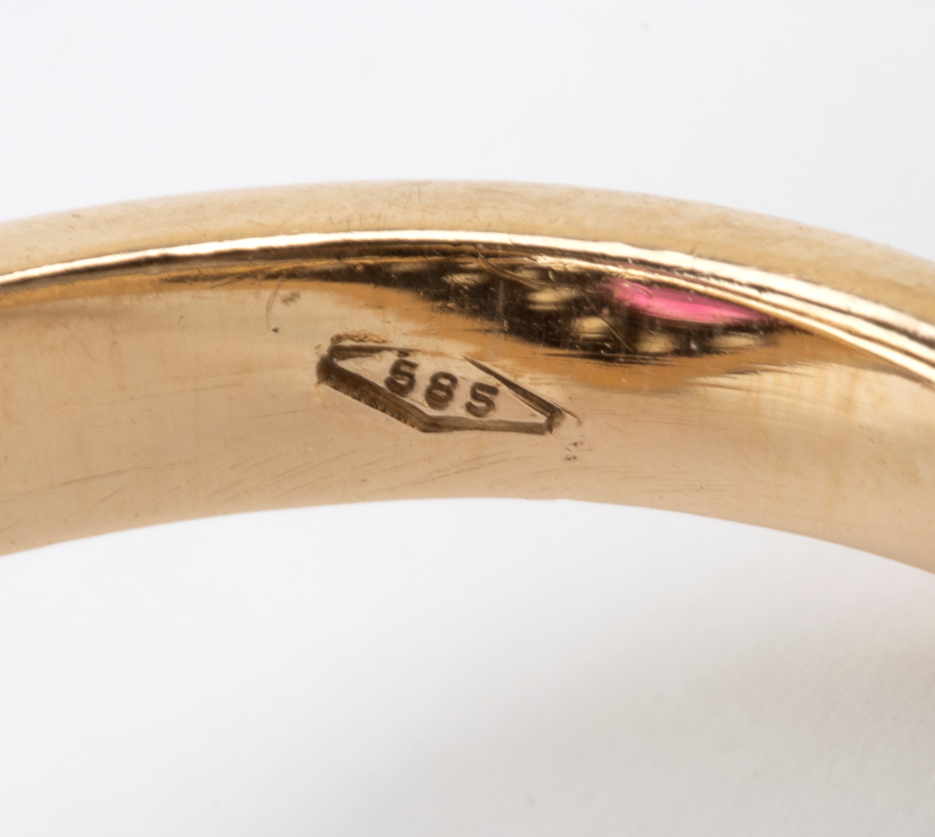 Anello a motivo contrarié con serpenti, oro 14k e argento, rubini birmani e diamanti