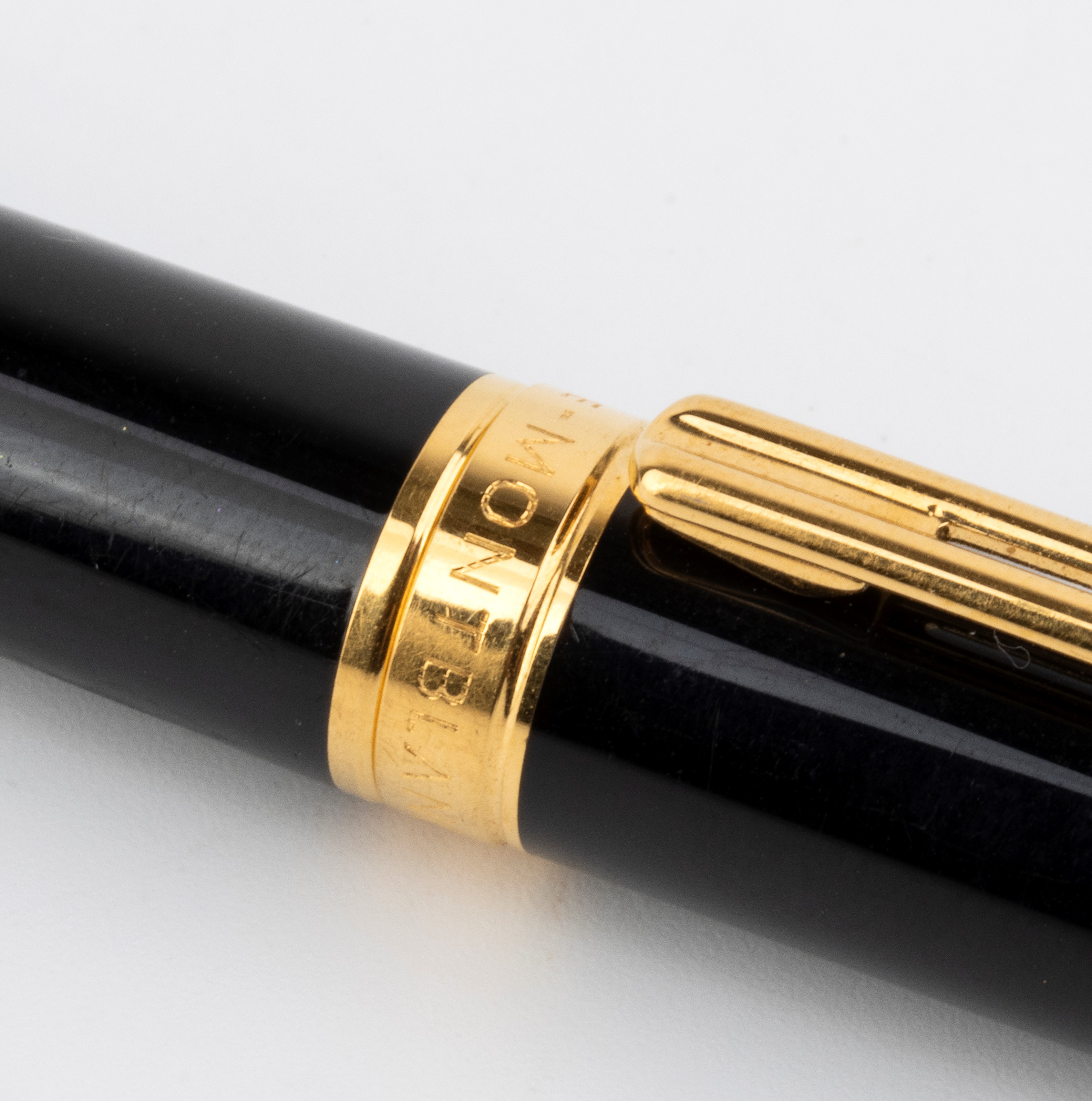 Montblanc - Penna a sfera “Noblesse Oblige” in resina nera con stella intarsiata